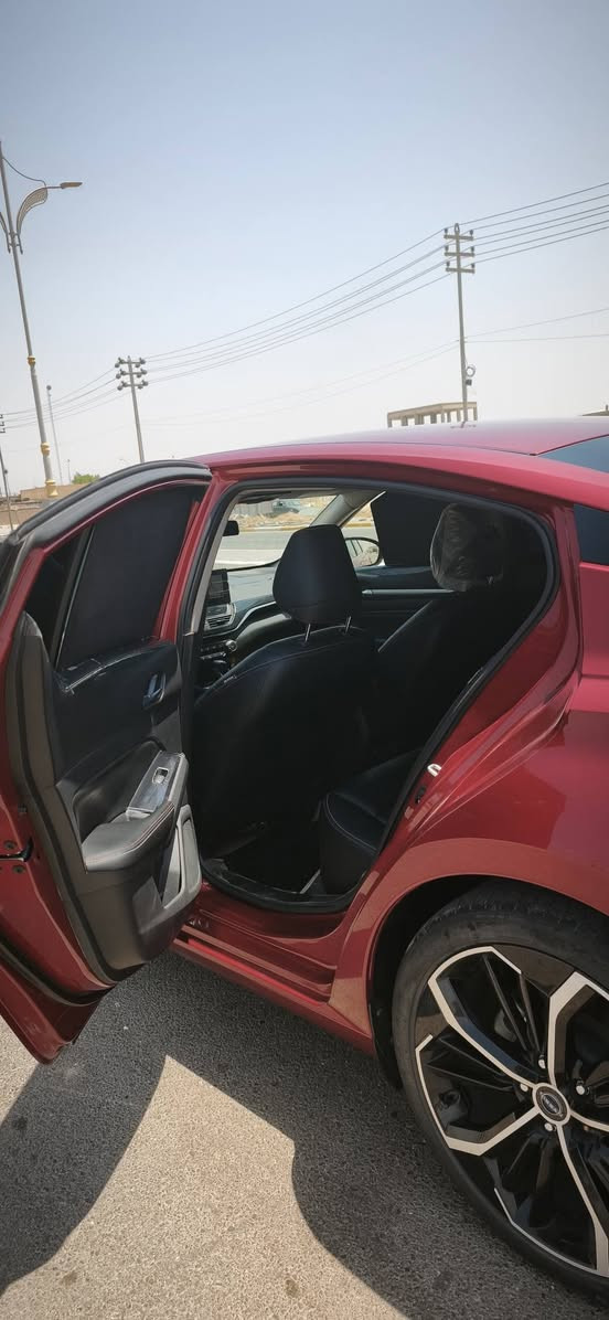 للبيع: نيسان ألتيما SR بلس  موديل 2023

المواصفات العامة:

الموديل: 2023
الفئة: SR (الرياضية)
المحرك: 4 سلندر، سعة 2.5 لتر (اقتصادي وقوي)
قير: أوتوماتيك CVT مع بدالات سرعة خلف المقود (Paddle Shifters)
نظام الدفع: أمامي (FWD)

المواصفات الخارجية:

شبك أمامي رياضي بتصميم V-Motion أسود خاص بفئة SR
إضاءة أمامية وخلفية LED بالكامل مع إضاءة نهارية
ويلات رياضية مقاس 19 إنش مكحلة من المصنع
جناح خلفي رياضي وعادم مزدوج بلمسة كروم

المواصفات الداخلية والراحة:

مقاعد جلد مطرزة بلمسات رياضية باللون البرتقالي
مقعد السائق كهربائي التحكم
شاشة عرض لمس كبيرة تدعم Apple CarPlay و Android Auto
نظام صوتي ممتاز مع شاشة معلومات رقمية للعدادات
تشغيل عن بُعد + نظام دخول ذكي (بصمة)
نظام تكييف أوتوماتيكي ممتاز
مقود جلد رياضي مدمج بضوابط التحكم بالصوت والأوامر الصوتية والسرعة

أنظمة الأمان والسلامة:

نظام التحذير من الاصطدام الأمامي مع الفرملة الطارئة
نظام مراقبة النقطة العمياء (Blind Spot Warning)
تنبيه الحركة التقاطعية الخلفية (RCTA)
نظام التحذير من المغادرة عن المسار
حساسات خلفية مع كاميرا لرؤية الخلفية
وسائد هوائية متكاملة (أمامي + جانبي)
نظام قياس ضغط الإطارات (TPMS)

حالة السيارة:
الممشى: [80] كم
الحالة الميكانيكية: شرط الفحص (محرك، قير، شاصي)
حالة البدي: [اكتب حالة البدي:  تبديل قطعة ( البنيد)]

السعر المطلوب: [170$]
للتواصل والاستفسار:
رقم الهاتف: [***********]

الموقع: [كربلاء المقدسة]
