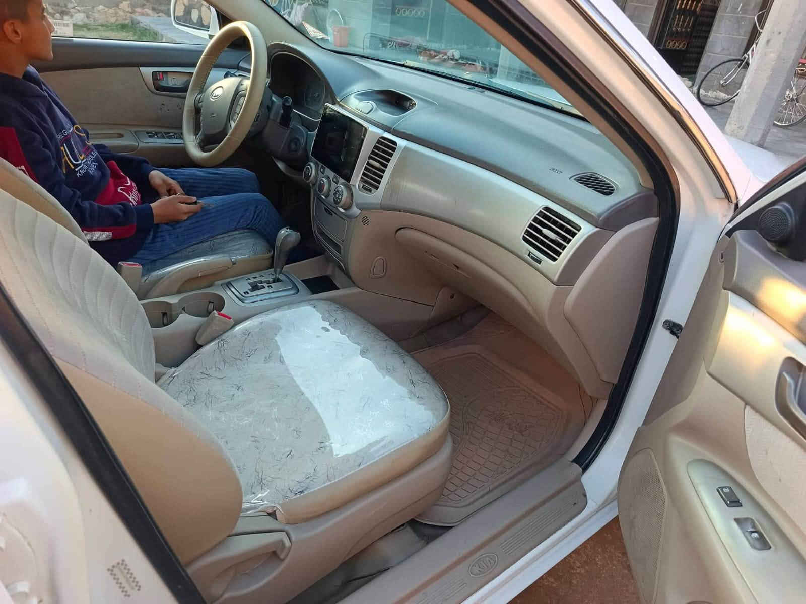 🚘 للبيع كيا أوبتيما 2008
🔹 اللون: أبيض�🔹 المكينة: 2400 دوش�🔹 الوارد: أمريكي�🔹 الملكية: باسمي شخصياً�🔹 التحويل: مباشر�🔹 (International 20)

🔧 مواصفات وحالة السيارة:�• حادثها فقط شاملغ جهة السائق، بدون دواخل�• شاملغ الأيمن، بارد شبر�• مصبوغة حزام جمالية، بدون حادث�• السيارة جاهزة 100%�• تبريد ثلج ❄️�• المكينة مكفولة�• الگير مكفول�• الحدادية 100%�• زوجين تايرات جدد قبل أسبوع شادهن �• دوشمه كاملة للسيارة�• أرضية وكشنات دوشمة الكاضميه �• تحكم ستيرن�• شاشة�• كاميرا خلفية 📷�• لايت زينون�• سنتر لوك�• شرط سونار�• سبير وعدة كاملة�• بطارية جديدة بالباكيت 🔋�• السيارة نظيفة ونصبتها تخبل �• ما بيها أي نقص

📍 العنوان: حلة نادر الثانية، قرب الحي الصناعي

💰 السعر: 103 ورقة�💵 بيها مجال بسيط للجادين فقط

📞 للاستفسار:�***********

📱 متوفر واتساب أو اتصال
