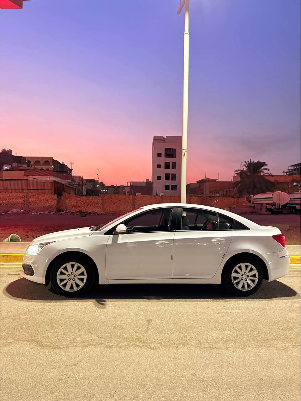 🚗 للبيع: شفروليه كروز ٢٠١٦ LT - وارد خليجي بحالة ممتازة 🚗
💲💲💲💲💲💲💲💲السعر:٨٤💲💲💲💲💲💲💲💲
فرصة مميزة لاقتناء سيارة نظيفة جداً واستخدام شخصي راقي.
🔹 المواصفات الأساسية:
 النوع: شفروليه كروز (Chevrolet Cruze).
 الموديل: ٢٠١٦.
 الفئة: LT.
 المصدر: وارد خليجي.
 المسافة المقطوعة: ١٥٣,٠٠٠ كم فقط.
🔹 المميزات والإضافات:
 ✅ المحرك: مكينة جديدة تماماً، أداء قوي وعزم ممتاز.
 ✅ التبريد: تبريد ثلج، جاهز لحرارة الصيف تماماً.
 ✅ الحالة العامة: السيارة نظيفة جداً (داخلية وخارجية)، استخدام بيتي خفيف (من الدوام للبيت فقط).
✅حدادة جاهزة 
 ✅ جاهزية السيارة: لا تحتاج لأي مصاريف، شغل واطلع.
هذه السيارة مثالية لمن يبحث عن الاعتمادية، الاقتصاد في الوقود، والراحة في القيادة اليومية.
📍 المكان: البصرة 
📞 للتواصل والاستفسار:
يرجى الاتصال على الرقم: *********** (متوفر واتساب أيضاً).
جرب السيارة وافحص بنفسك لتتأكد من نظافتها.
السعر ٨٤$ البصرة, العراق
