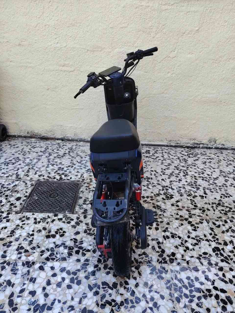 دراجه R9 للبيع بسعر 325 وبيه مجال بسيط الرقم ***********
دراجه بطارياتها نضيفه شحن يطول 5 ساعات حتى تكمل شحن

دراجه اي عطل ما بيه ما عدة الكشن من الجانب مشخوط وكفرات مشخوطه وما بيه كشن خلفي 

بيه بگ R وبيها مثبت سرعة وبريكات شغاله الامامي والخلفي وهورن شغال وبيه أربع سرعات
