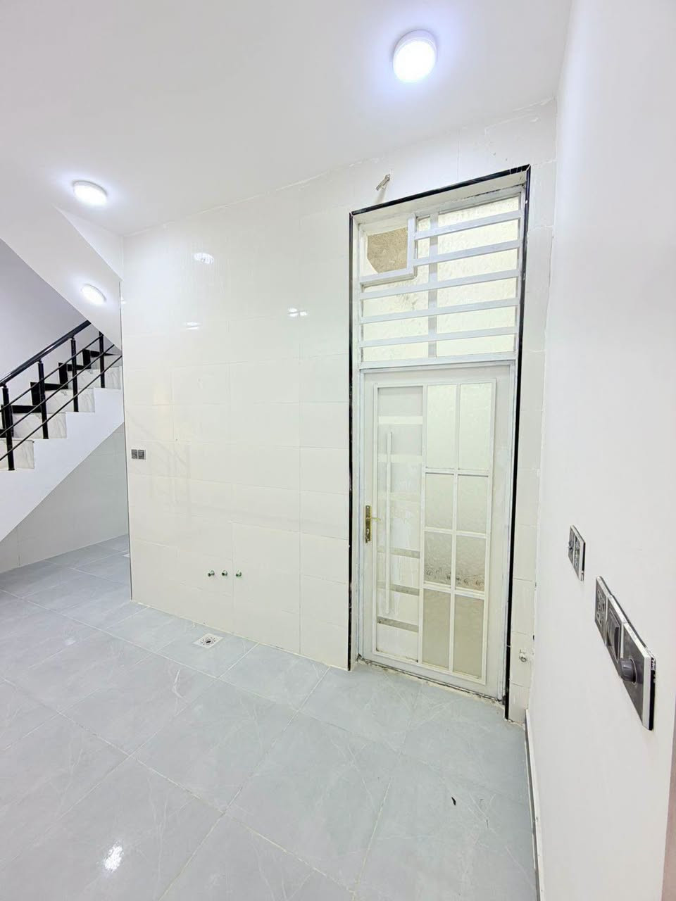 المساحه 70متر  
💰 السعر: 32 مليون (قابل للتفاوض)
🏗️ البناء: طابوق  جمهوري
🏠 الأساس والسقف: صب كونكريت مركزي 

مواصفات البيت:
✅ غرفة نوم 1 🛏️
✅ أستقبال 
✅ صالة 🛋️
✅ مطبخ 🍽️
✅ صحيات 🚿

الخدمات المتوفرة:
🔹 ماء 💧
🔹 كهرباء ⚡
🔹 شوارع مبلطة 14 متر  🚗
🔹 مدارس قريبة 🏫
🔹أنترنيت ضوئي 
🔹 خط مولده 
📍 الموقع: النجف – حي ميسان، شارع الزوار 
قرب شارع 60 
📜 طابو زراعي (إقرار محكمة)

📞 للتواصل: ***********
