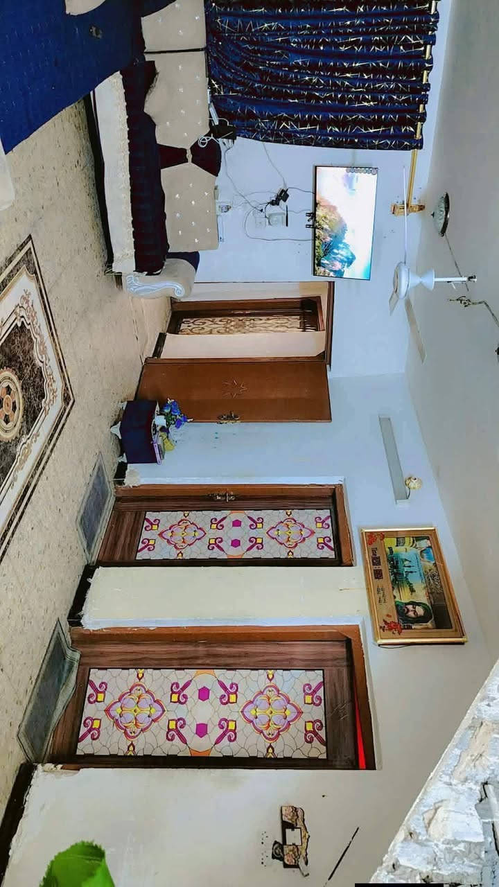 السلام عليكم بيت للبيع ببو خستاوي فرع منصور السماج المساحه 270 متر اصلاح زراعي مفوض بل تطويب مكون من غرفتين نوم وحده فوك اوحده جوة  اوكلدور واستقبال او مطبخ  اوصحيات اوحديقه البيت صب كونكريت البناء طابوك والارضيه كاشي  السعر 30اوبي مجال قليل‏ الاستفسار‪***********‬‏
