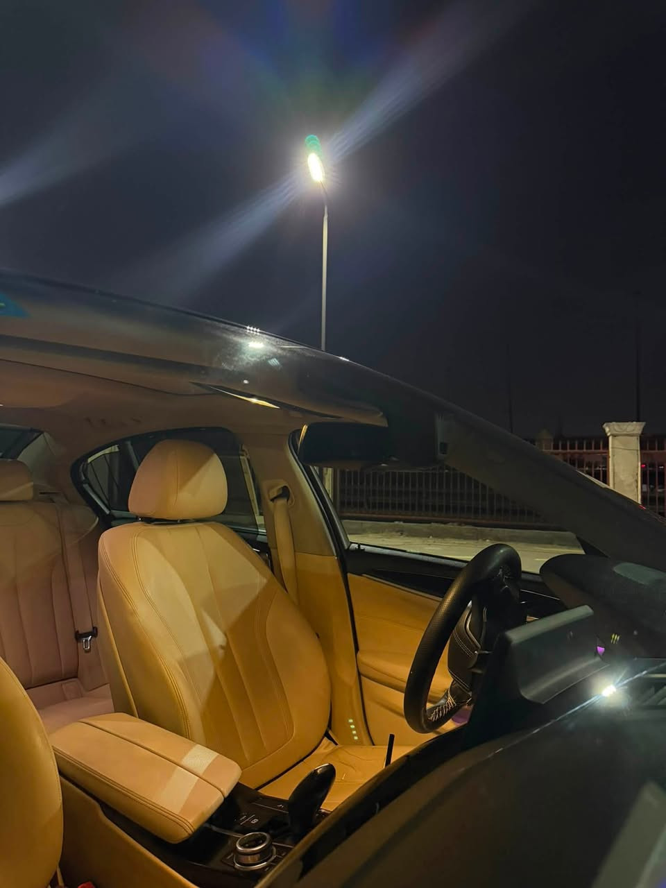 السلام عليكم, Bmw 520i 2018
وكالة العروش كلين بدون تبديل وبدون صبغ ماشية 65000km مالك واحد، مكينة وكير كفالة صيانة دورية يم منتظر اوتو
مواصفات خليجية
فتحة 
كشنات جلد
انظمة قيادة 
بصمتين 

رقم بغداد باسمي تحويل مباشر
مكان السيارة بغداد المنصور 
السعر 255$ وبي مجال بسيط
***********
