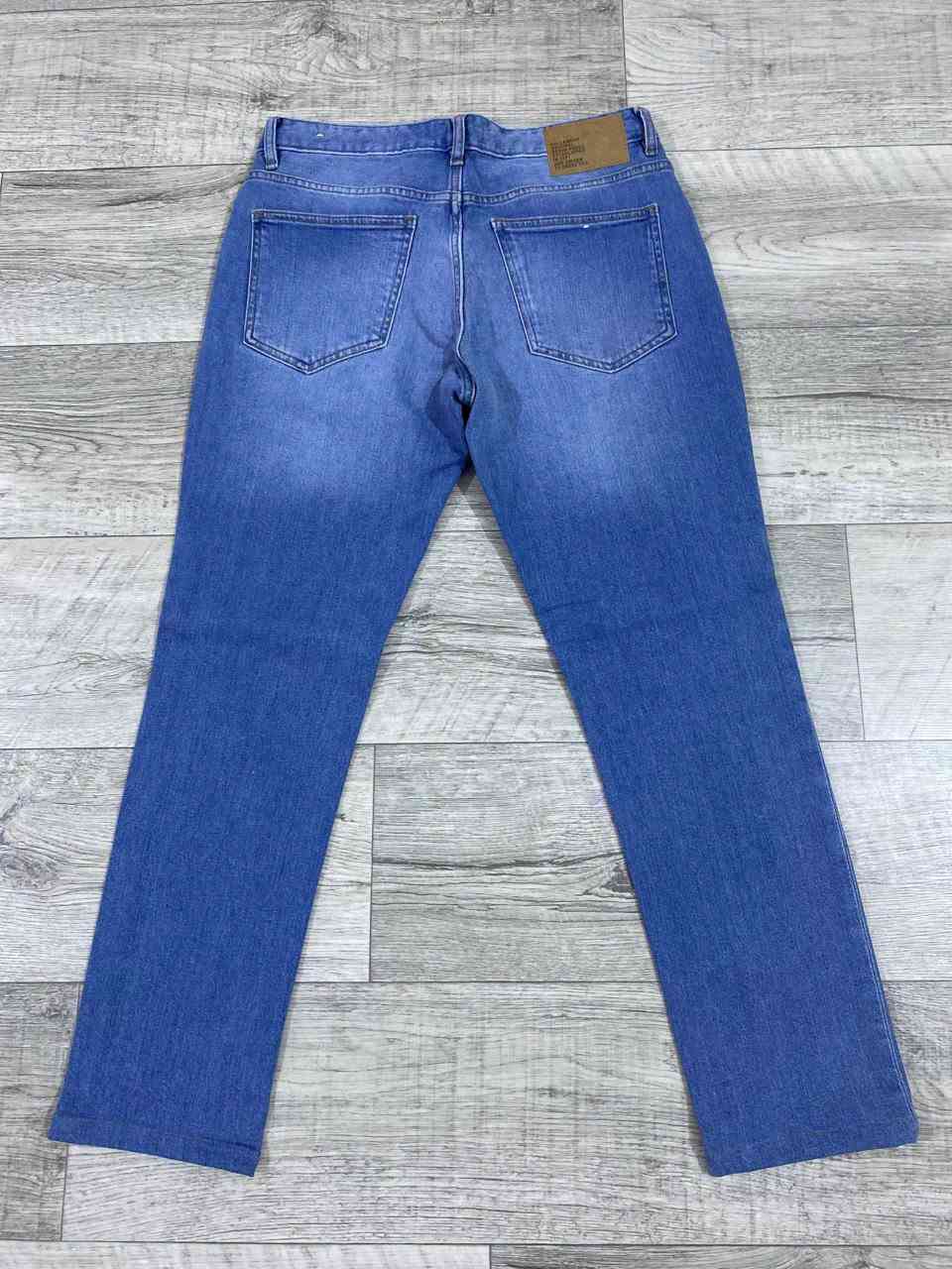 الماركة: بول أند بير (Pull&Bear). 

الخامة: قطني / ليكرا خفيفة 
 
​الكصة:  (Slim Fit).  
​ 
​القياس: 32

الطول: 98 سم

الحجل: 17 سم 
​
​بلد التصنيع: باكستان 

السعر: 30 الف مع التوصيل
