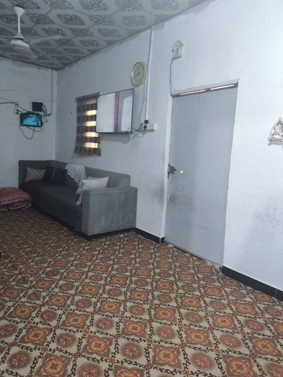 بيت تجاوز للبيع مساحه 275بي غرفتين وصاله ومطبخ وحمامات وترك وره البيت وحوش وديوان ومحل     السقف جينكو وارضيه سيراميك الزبير حي الحكيم بشارع مدرسة القتال السعر 18وبي مجال ***********
