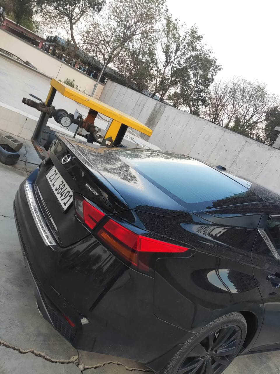 راداروحاسەAltima 2022 SR midnight 
کامێراوشاشەگەورە
خەتی جادەوناوڕەش
سوکان ڤۆلیۆم
سڵایدە
ئێرباگ سیستەمە
تەنها نیوچامەلوخی لای سایەقی پێوەیە
فول مواسەفاتە سەیارەکە بێکێشەیەو سەنەوی تا ٢٠٢٩ تازەیە
***********
١٣٥هەزار رۆشتوە
شوێن کەلار
نرخی ١٥٥وەرەقەو مەجال Singapore
