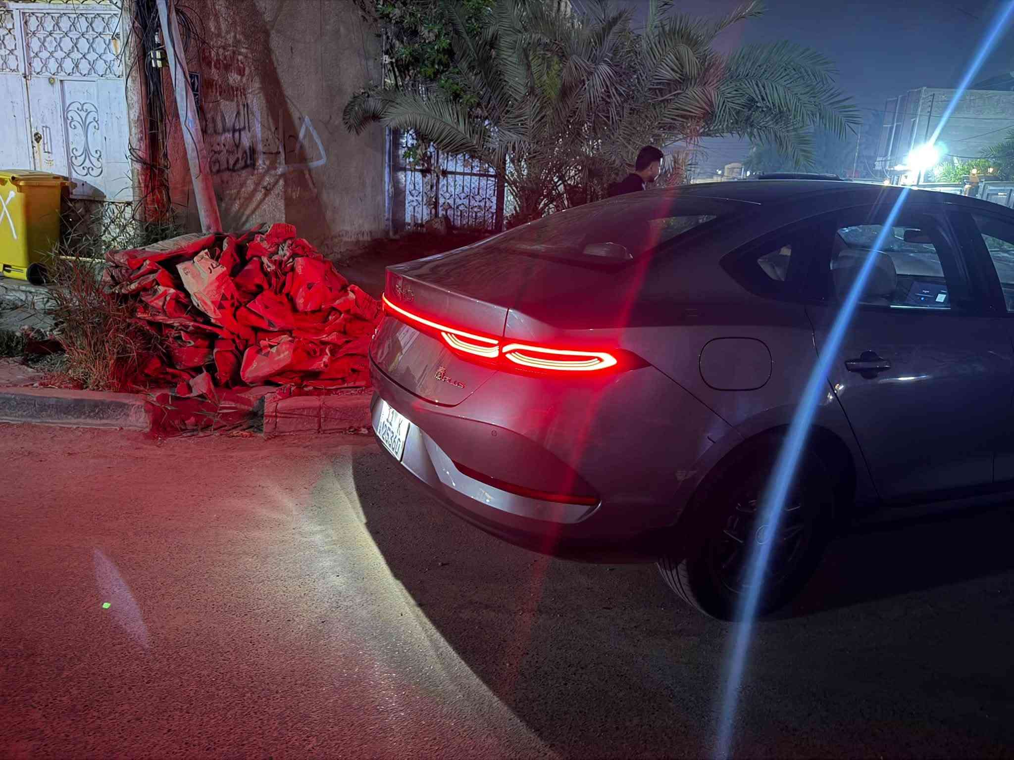 السلام عليكم عندي بي واي دي كن بلص موديل 2025 ماشية 40 الف السياره بيها بس ذني الطخات موضحهم بالصور ومصلحات على البارد غير هذا مابيه شي عارضها للبيع بسعر 18 قفل مكاني بغداد الشعب سوك شلال ***********
