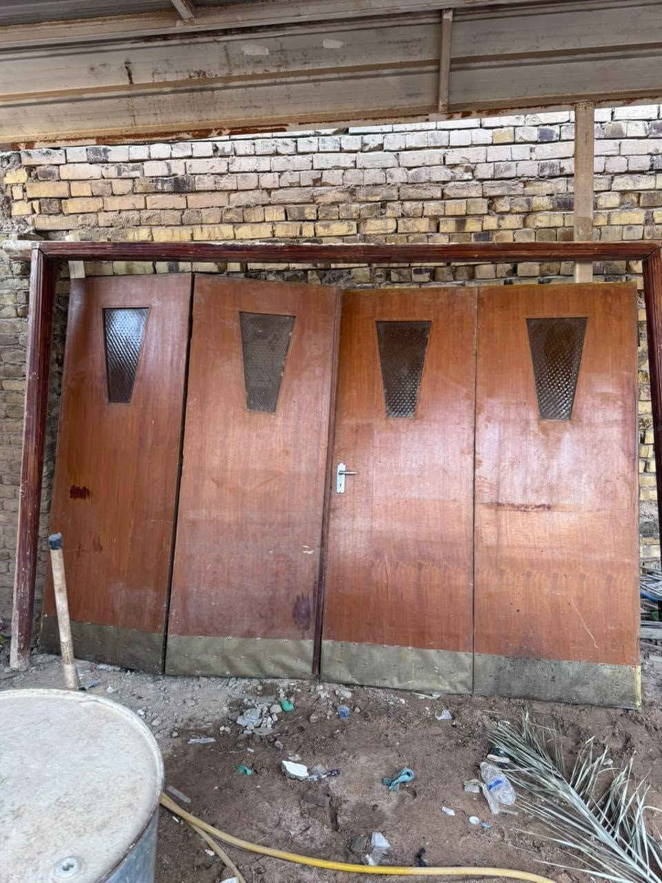 بيبان للبيع
3 بيبان خشب صاج اصلي 
مع باب دفتيريه 3 متر 
اتصال 
***********
