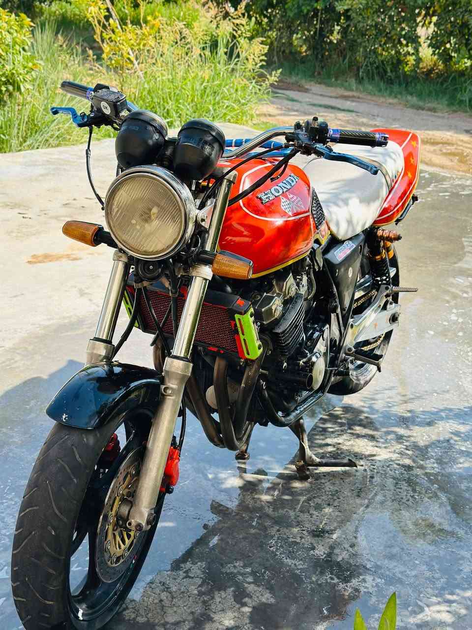 سلام عليكم للبيع CB400 جيل اول نضافة شوفة عينك 16 ولف مكينة خير من الله شرط تدك فوك ال 180   مكان الدراجة واسط صويرة موجود خاص ورقمي ***********
