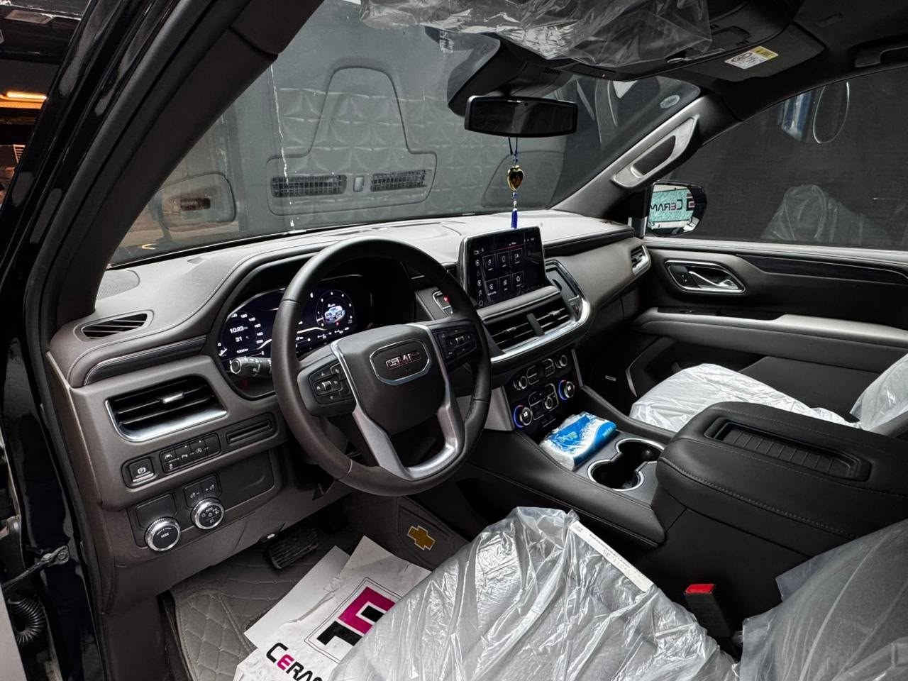 يوكن 2024 GMC.                                                            وارد خليجي ماشية 13 ألف كيلو متر اخت الزيروا مكفولة كفالة عامة عليها ppf حماية ضمان 10 سنوات ب2000$ يعني 20 ورقة رقم بغداد حرة مواصفات SLT محرك 5300 المرغوب 8  سلندر السعر  وباقي التفاصيل الاتصال على الرقم التالي *********** مكان السيارة كربلاء
