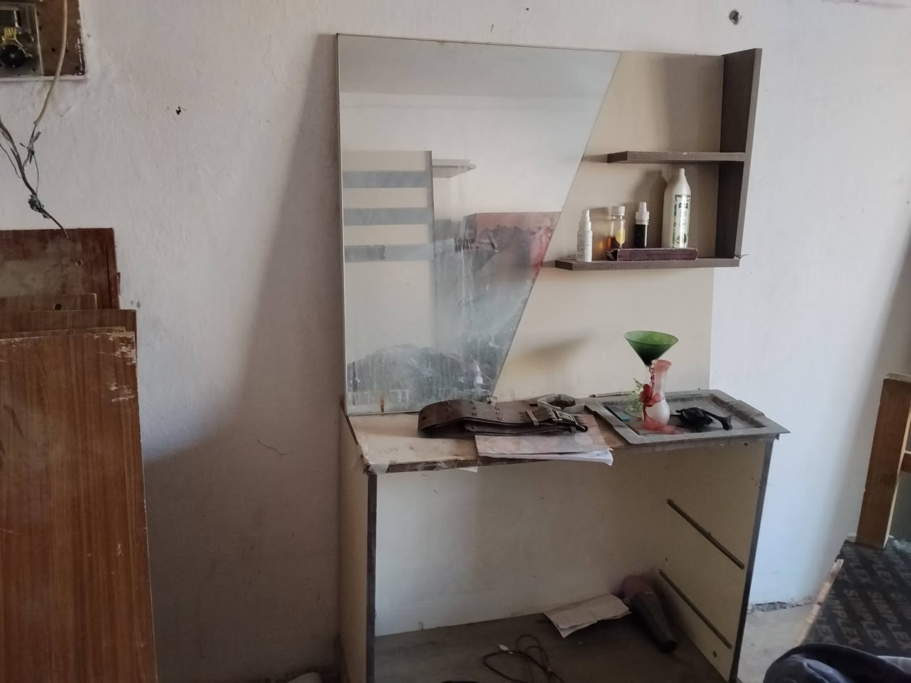 معارض خشب للبيع مع كنتور مع مسواليت للبيع مستعملات ديالى كنعان الرقم ***********
