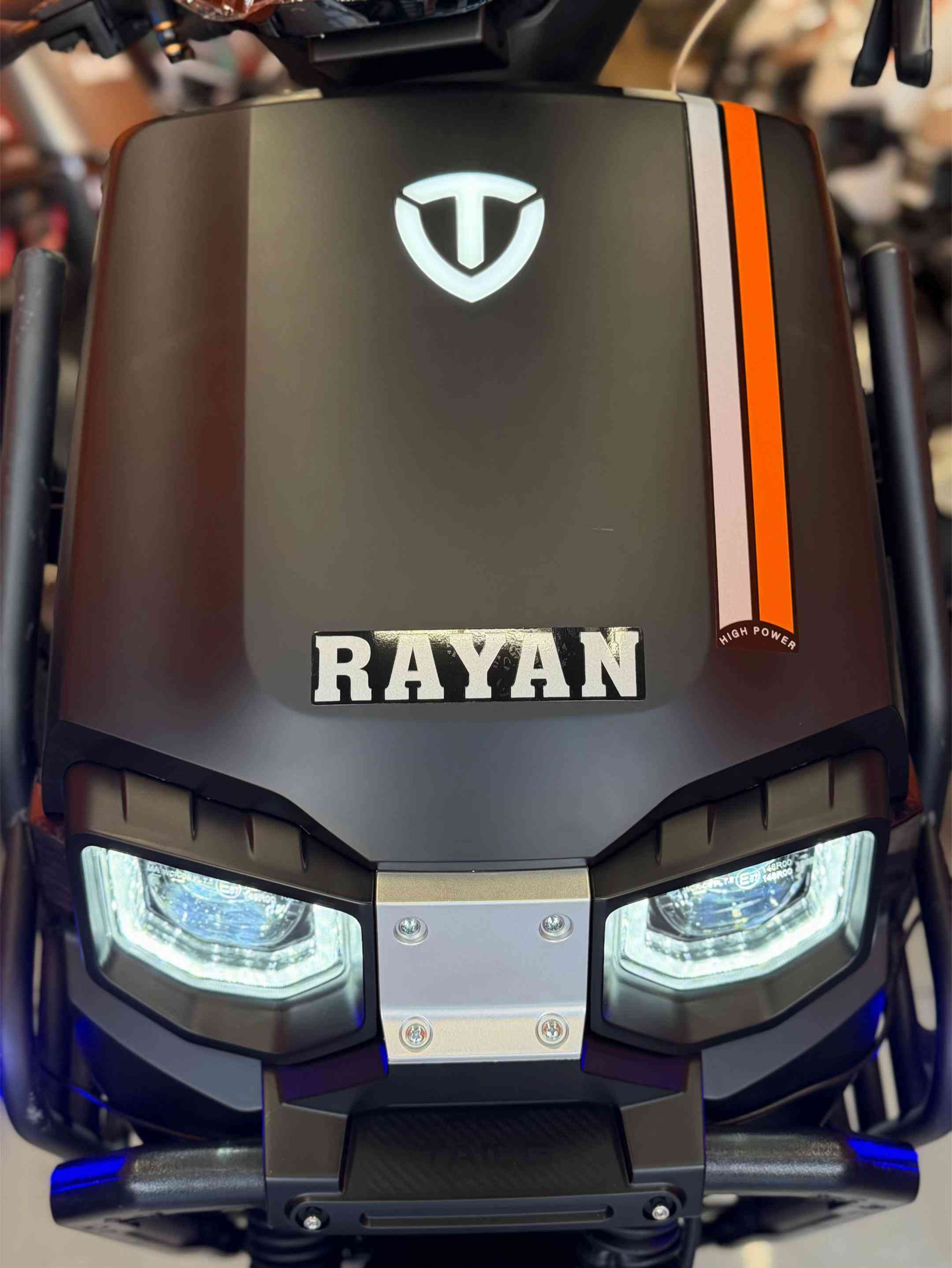 ⚡ المحرك: 2000 واط * 🔋 البطاريات: 6 بطاريات حجم كبير «مسطرة» * 🏎️ السرعة: تصل إلى 80 كم/س * 📍 المسافة: تصل إلى 80 كم * ↩️ رجوع للخلف: نعم * 🔒 مثبت سرعة: نعم * 🛑 البريكات: هيدروليك أمامي وخلفي * 🛡️ التصميم: مدرّع وقوي الكاظميه - شارع النواب ***********
