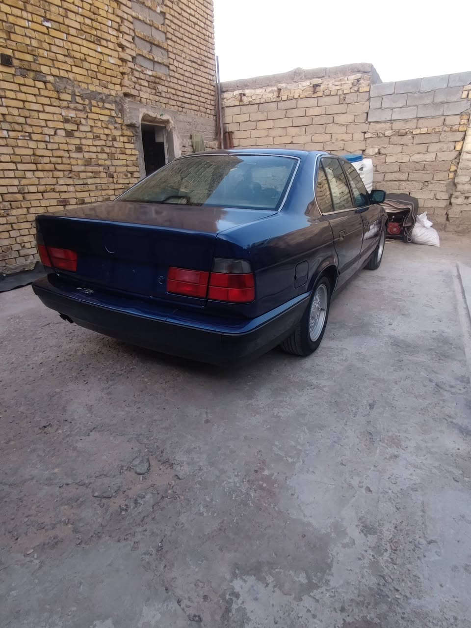 بي ام بدي قديم للبيع موديل 1991 حجم525 بيه محرك مفتوح مال 35 رقم بغداد قبل شهرين صابغه وبعده ما مبولشه  السعر خاص ***********
