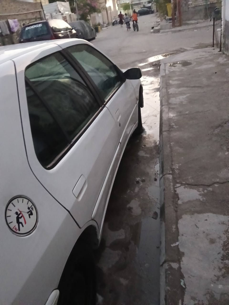 بيجو 306 اببض 2001 بغداد بأسمي 
مابيه صبغ غير شبر بل جاملغ الخلفي تبريد محرك كير خير من الله رايده 40$  وبيه مجال عنواني بغداد حي البنوك تليفون ***********
