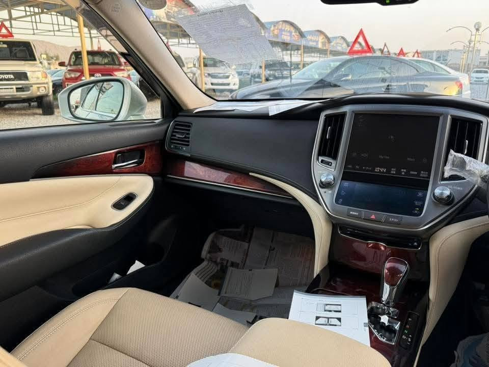 ماشااللە
تۆیۆتا کراون ماجێستا (Toyota Crown Majesta)S210
2018

​سیستەمی هایبرید Hybrid oil powar
تێکڕای هێزی بزوێنەر و ماتۆڕە کارەباییەکە نزیکەی 338 ئەسپە (343 PS).
لایپی پێشەوەی LEDی زیرەک (Adaptive LED headlights) و لایپی دواوەی تایبەت بە مۆدێلی ماجێستا.
کوشنی جڵدی کوالیتی بەرز لەگەڵ سیستەمی گەرمکردن و ساردکردن بۆ کوشنەکان.
دوو شاشە لە ناوەڕاستی دەشبۆرد (شاشەی زانیاری و شاشەی کۆنتڕۆڵی سیستەمی هەوا و ئۆدیۆ
ناوەوەی ئۆتۆمبێلەکە بە ئاستێکی زۆر بەرز لە دەنگ و ژاوەژاوی دەرەوە دابڕێنراوە
سەرجەم سەنسەرەکان: سەنسەری پێشەوە و دواوە لەگەڵ کامێرای دواوە و هەندێک جۆریان کامێرای 360 پلە.

کۆنتڕۆڵی خێرایی زیرەک (Adaptive Cruise Control
فووول فووول سەیارەکە ساخە
تەنانەت محەوەریش نیە
نەوەتازەکانی کراون لە خزمەتی کوردایە
شوێن جەمجەماڵ 
ڕەقەم ***********

نص مكتوب في الصور:
- ***********790001948
