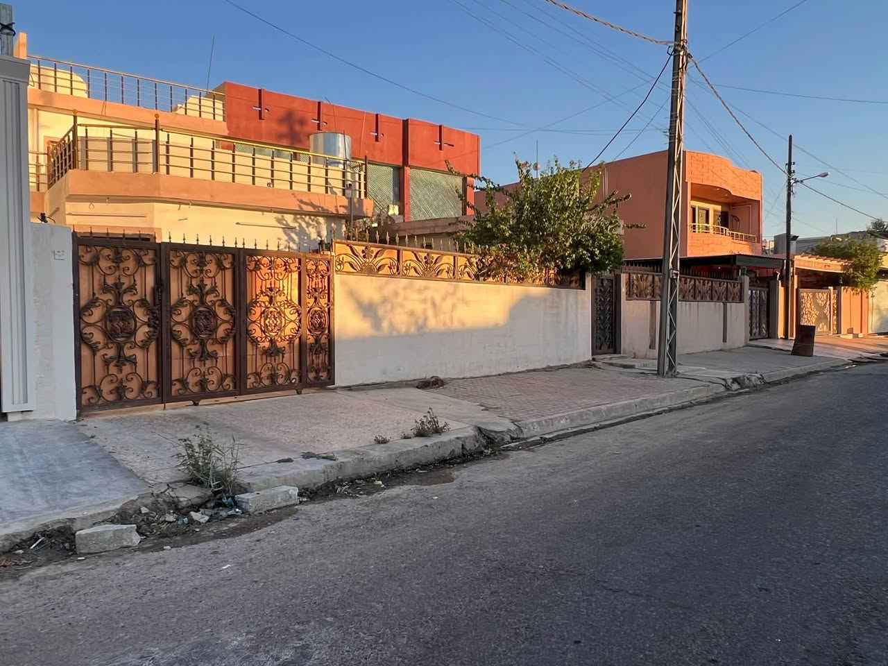 ✨مكتب نادر اختيارلو للعقار ✨
إعلان رقم (67) 
🏡دار للبيع طابو ملك صرف على شارع شبه تجاري موقع مميز جدا 💯

#المساحة:610م📏

#الواجهة:30م📏

#العمق:20م📏

___________________________
📍#العنوان: كركوك طريق بغداد قرب مول هيرش 2 موقع مميز جدا جدا 💯.
___________________________
📍#العنوان المكتب: كركوك طريق بغداد حي المعلمين.
___________________________
#اللاسفسار : يرجى اتصال على الأرقام التالية.
***********☎️￼
***********☎️
***********☎️
#نستقبل جميع عروضاتكم السكنيه و التجاريه في جميع مناطق كركوك .
