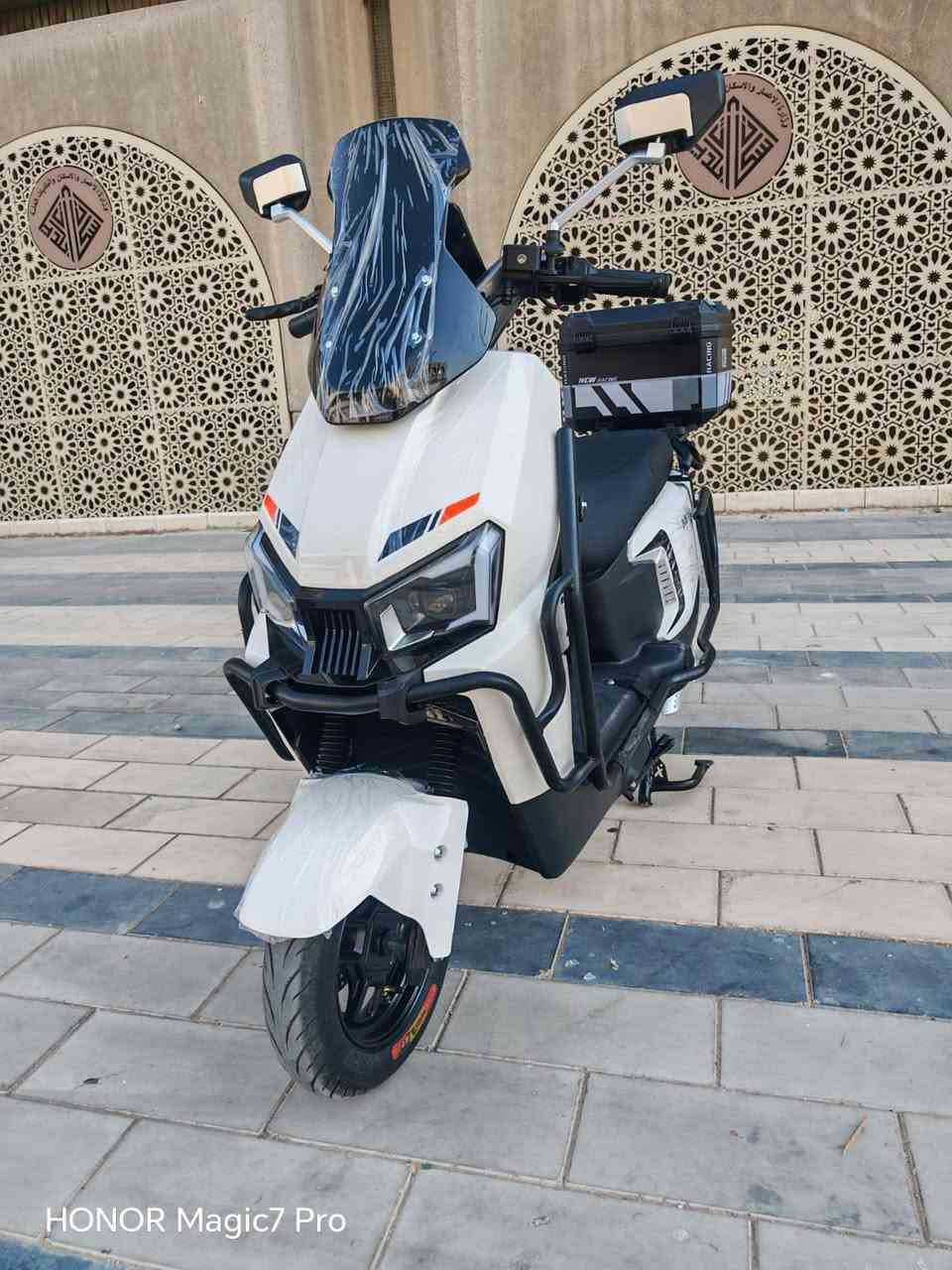 السلام عليكم دراجه شحن صاعقه 2026 دراجه جديده استعمال شهر 6بطارية مسطره 38 امبير ملف 2000 سرعه 80  للبيع العنوان بغداد ساحه الوثبه سعره  950.     ***********.
