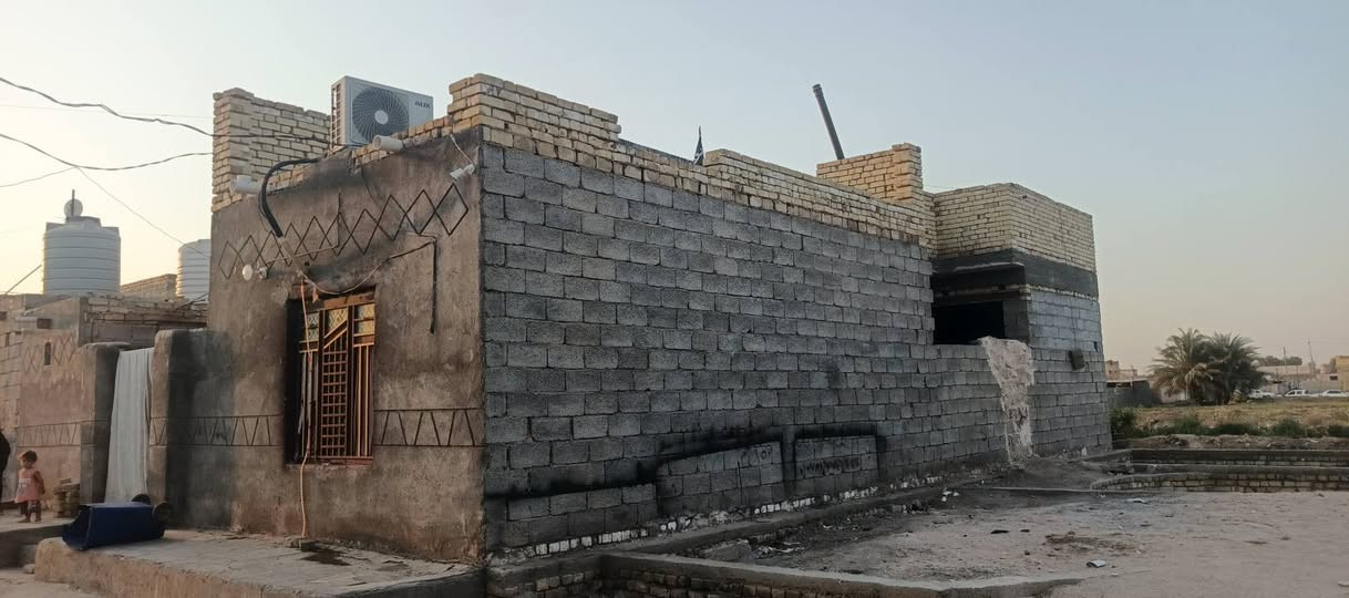 سلام عليكم الدار للبيع الموقع يم معارض السيارات قرب شارع المولده قرب اسواق سعد البيت مساحته 150 متر
 نزال 10 ب 15 البيت بلوك البيت جاهز عوزه سيراميك وبياض فقط ماي والكهرباء والنترنيت للباب السعر خاص رجان المايشتري لا يراسل ولا يخابر رقم الهاتف
 ‏‪***********‬‏

