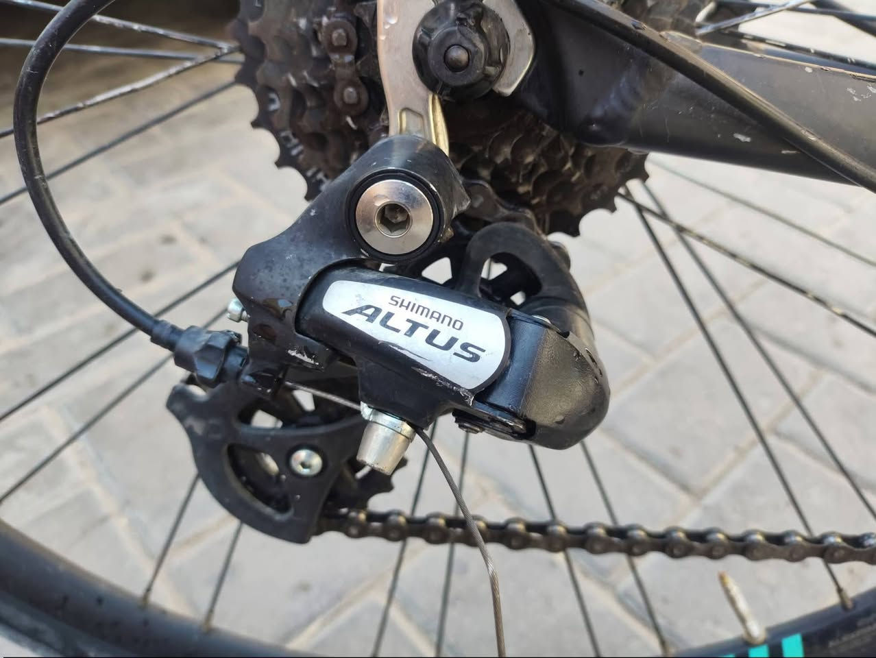 قطعة ايطالية للبيع: دراجة هجينة (Hybrid) بحالة ممتازة
✅ نظام سرعات Shimano (Altus خلفي + Tourney أمامي)
✅ فرامل قرص ديسك (Disc) أمامية وخلفية
✅ إطارات CST مقاس 700C
✅ فندرات كاملة - حماية من المي والطين
✅ سيباية خلفي Topeak أصلي، يتحمل 26 كيلو
✅ ستاند موبايل ثابت على المقود، قابل للتعديل
✅ دواسة أمامية ثلاثية، گير سلس وسهل الصيانة
الدراجة مجربة ومحافظ عليها، شغالة تمام وجاهزة 
💰 السعر: 390 ألف دينار وبيها مجال حگ الجية
📍 المنطقة: [جميلة الاولى]
📞 للتواصل: [***********] / واتساب
