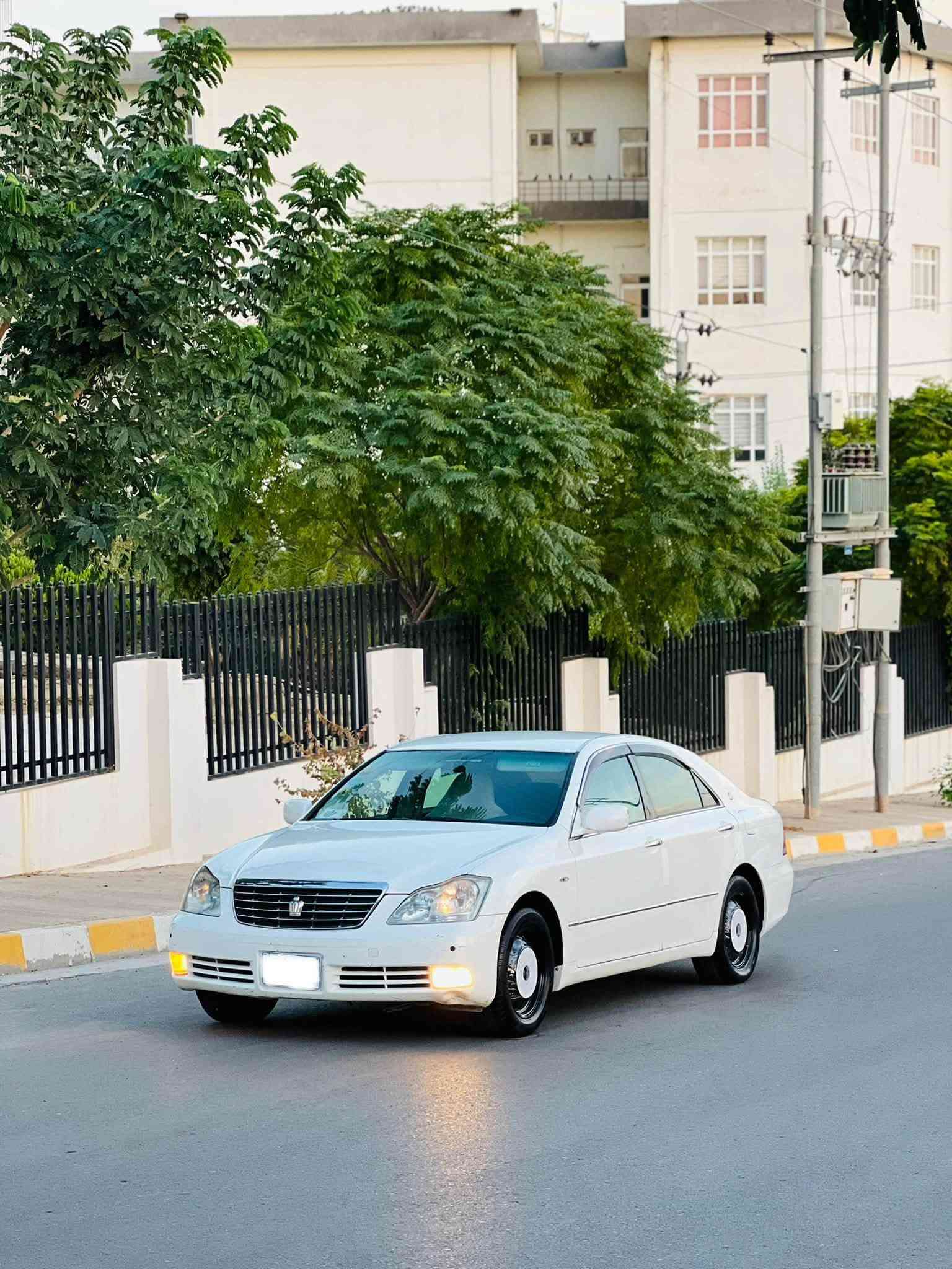 شاهينه براوه
كامل مه سروف 
بئچالو شوخت 
ته بريد ساردو گه رم 
سه ياره كه هه تاحه زبكه ى جوانوپاكه 
وه ك ره سمه كان جوان نه بو گله ى بكه 
هيچ مه سروفئكى نيه 
(كه ڤه ر سه قف شانسى به شه رت)
نرخ ٤٢گلا  
***********
