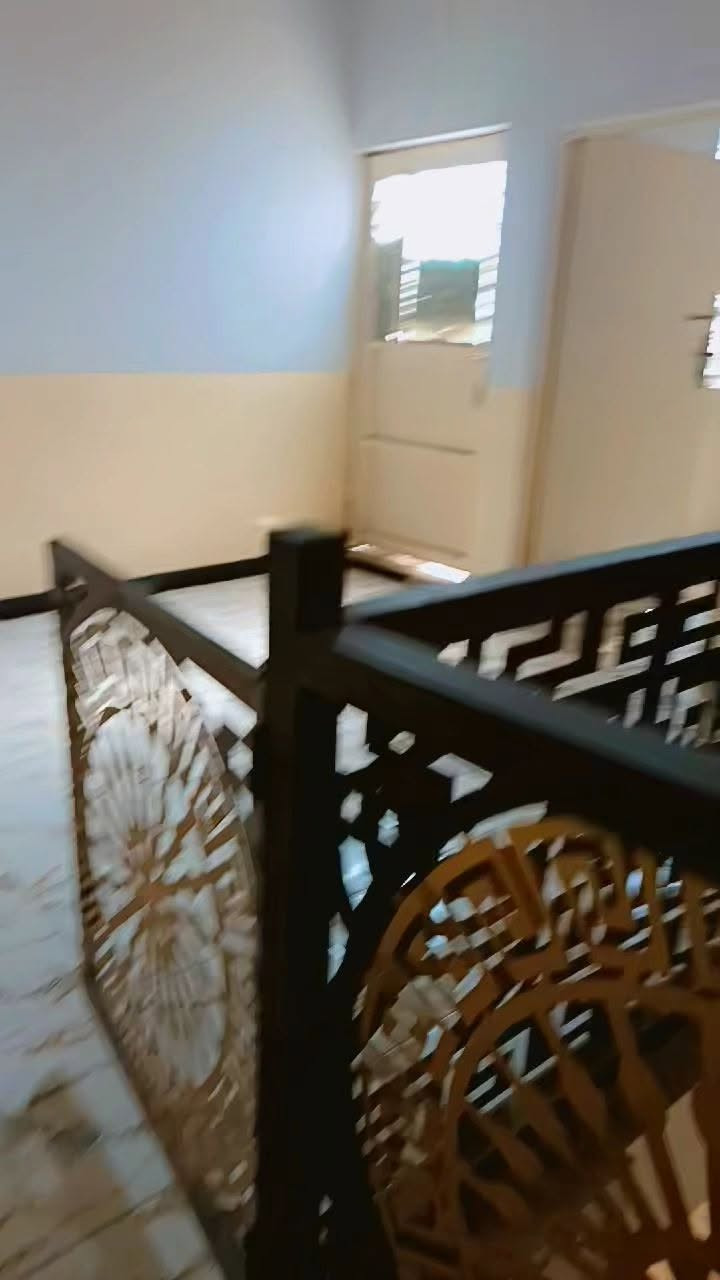 السلام عليكم دار للبيع ١٠٠ متر ٥٠ مبنى طابقين و٥٠ قطعه بصفه ب النجف الاشرف البراكيه بي فرعين فرع من جهت شارع المطار القديم وفرع من جهت شارع المعمل قرب مدرسة علي الرماحي يتكون من غرفتين وصالتين ٣تخاريج وحمامات اخليه سقوف ثانويه ارضيه الطابق الأول كاشي والطابق الثانيه بورسلين الصاله والمطبخ سيراميك اساس وسقف كونكريت  كاونتر وسخان وتانكي هديه مع البيت مي واصل بي وكهرباء واصله والمولده واصله بس ربط مرقم بلديه واسوي إقرار السعر ٢٢ وبي مجال واني صاحب البيت وهذا رقمي ***********
