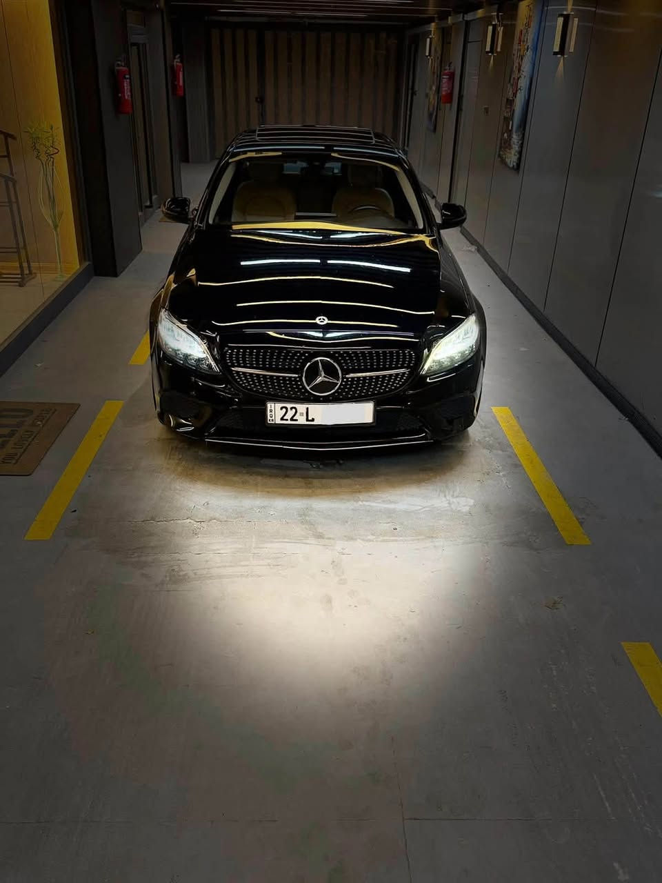 السلام عليكم 
مارسيدس c300 
2021 السيارة جديدة مابيها اي نقص 
ماشي 83 ميل
السعر 240$ 
السيارة بيها صبغ باب وجاملغ فقط 
للاستفسار
***********
