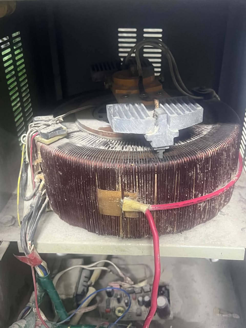 منظّم فولتية كهربائية أوتوماتيكي (Voltage Regulator / AVR) من شركة ANDELI، موديل SVC-10000VA.
وظيفته:

* يثبت فولتية الكهرباء الداخلة للبيت/الجهاز حتى يحمي الأجهزة من ارتفاع وانخفاض الفولتية.
* 10000VA يعني قدرته الاسمية حوالي 10 kVA.

السعر ٢٠٠ وبي مجال 
مكاني بغداد الحسينيه 
***********
منظّم فولتية كهربائية أوتوماتيكي (Voltage Regulator / AVR) من شركة ANDELI، موديل SVC-10000VA.
