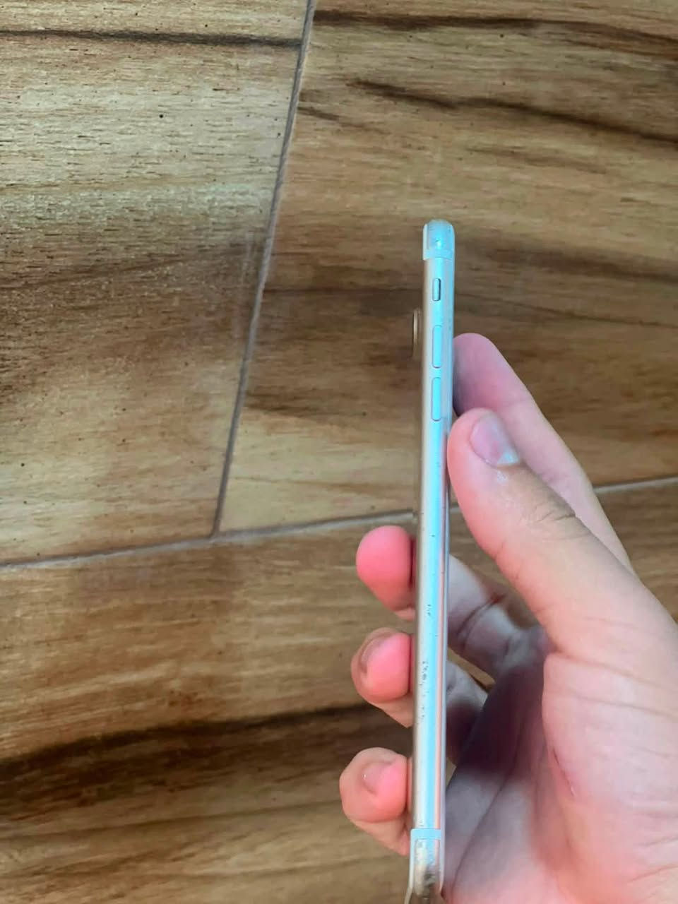 السلام عليكم.
Iphone 7 plus قطعة مُميزة 
الجهاز بعدة بحالة الوكالة شرط مداخل صيانة.
الذاكرة 128 .
البطارية 72 .
الجهاز كله شغال صوت اتصال شبكة اتصال و واي فأي سبيكرات لاقطة البصمة.
فقط بعض الكامرات الاساسية فيها اهتزاز معدا البورتريه والفيديو.
نضافة الجهاز حلوة.
صرف البطارية زين.
السعر مناسب خاص.
يرهم مراوس.
هــــ.  *********** 
متواجد خاص و واتس آب واتصال.
