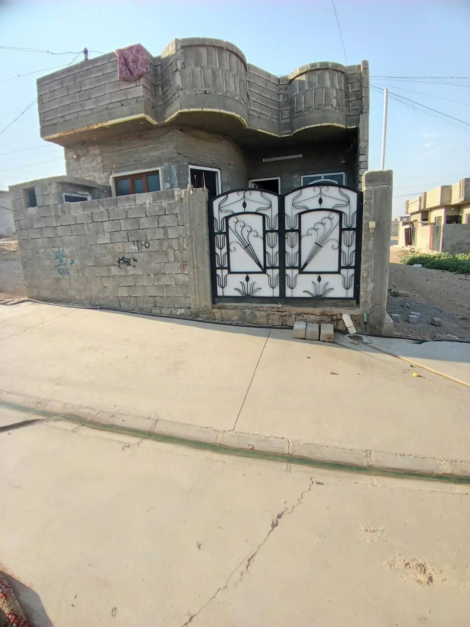 #بيت_للبيع
مساحة 150 متر جاهز للسكن
 غرفتين + هول + صحيات + مطبخ + ماء + كهرباء
البيت كامل فقط الواجها ما كامله والهول والمطبخ والباقي كامل والتبليط للباب 
عنون القوسيات قرب مدرسة غصن الزيتون
#السعر_37 وبي مجال بسيط 
للتواصل على الارقام
*********** كورك واتساب
‏‪***********‬‏ اسيا واتساب
