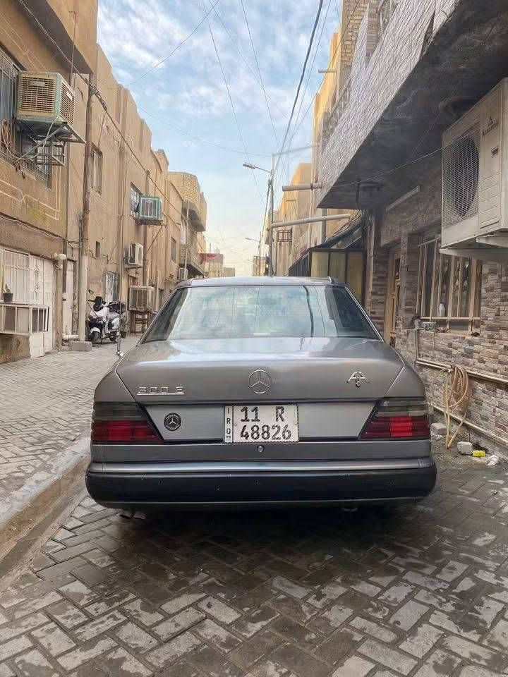 السلام عليكم
مرسيدس دب E300 للبيع
موديل 1988 
صبغ عام جمالية
محرك بلاد عنكبوت قبق اسود 
سلايد طگتين شغال 
رقم بغداد بأسمي تحويل ثاني يوم
سعرها 58 وبيها مجال 
للإستفسار ***********
