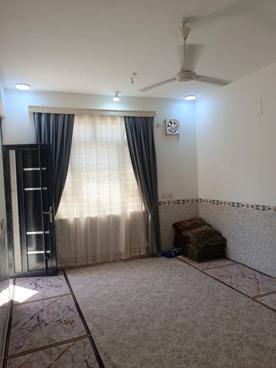 بيت 200م مربع للبيع ✅
بناء درجة اولى باني على ايدي 2025 متوازي على البيع بالعافيه على اللي ياخذه  ((طابق ونص يحتوي على غرفتين وصالتين واستقبال ومطبخ وتخاريج داخليه وخارجيه))
العنوان 📍 السماوه الغربي قرب متنزه الورده وقرب مستشفى الحسين التعليمي
السعر 180 مليون  💸💸 مع المجال 
بناء مسلح صب فوك وجوه وطابوق

للتواصل : ***********
