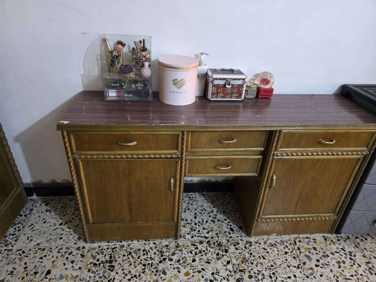 غرفه عراقيه نقص فقط ميز تواليت بدون اي ضرر السعر 275 العنوان بغداد الدوره المهديه الثانيه ***********
