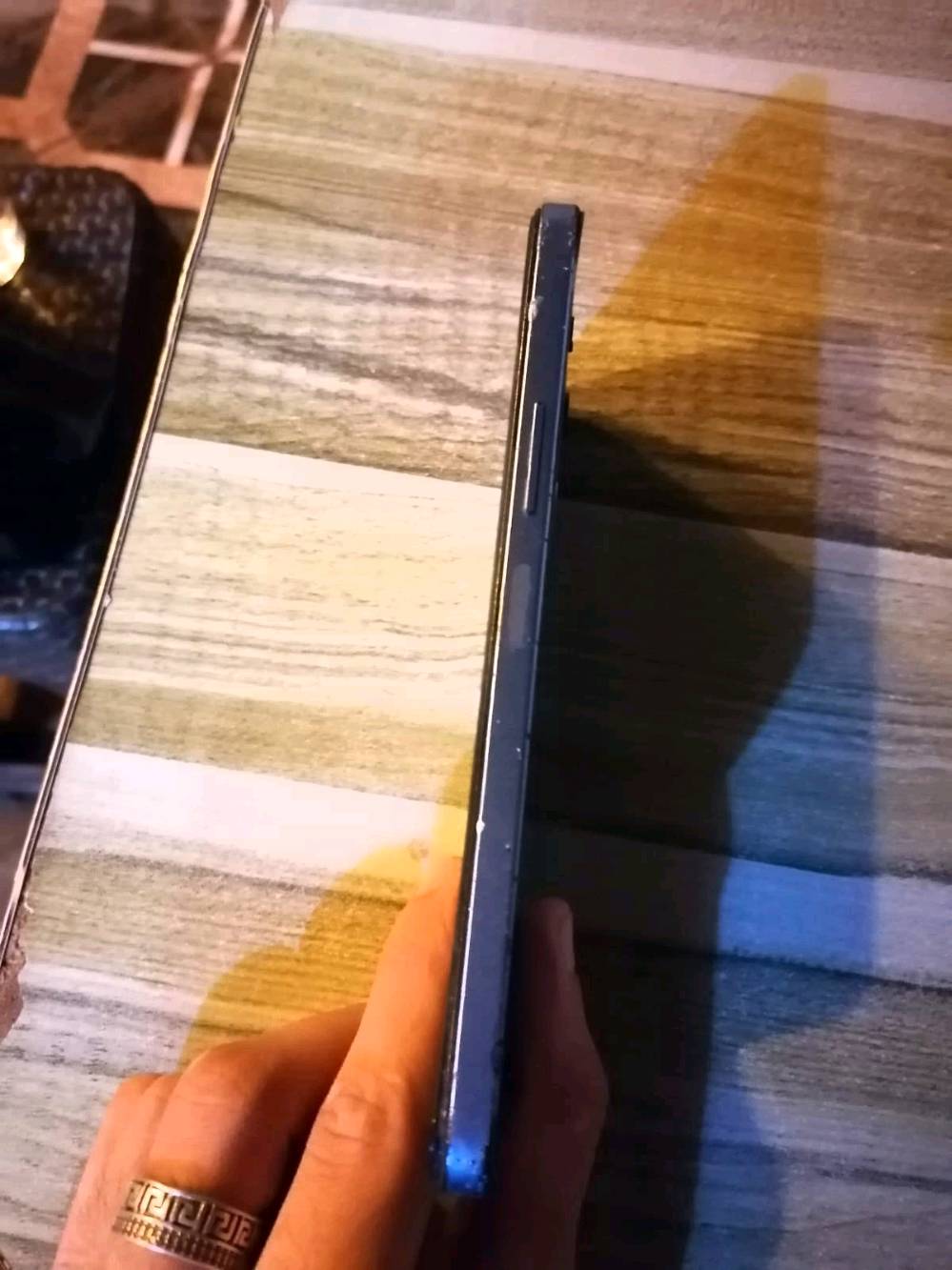 انفكس نوت12برو ذاكرته256 دبل خط مكاني تكريت بديوم
شرط بلادي بس يحتاجله

 تنضيف للكامرات وجامه للكامرات الخلفيه

وشاصي تعبان من الوكعات مال جهال 

امانه الله هاي الي بي فقط
ممكن توضحلي شلون وضع البطارية هسه؟ شكد تقريباً تصمد وياك وهل بيها ضعف أو تبديل سابق؟: 
بلاديه شرط ومابيها شي
الشاشة واللمس شغالين طبيعي لو بيهم أي ملاحظة مثل كسر/خدش/بقع/خطوط؟: 
شغاله طبيعيه بلاديه
هل الموبايل بيه أي عطل غير الكاميرات والشاصي، مثل الشحن، السماعات، المايك، الشبكة، أو البصمة؟: 
لا
تگدر تذكر شنو يجي ويّاه: الشاحن، الكيبل، العلبة، أو أي ملحقات ثانية؟: 
كيبل فقط
ومن ناحية البيع: تريد تسليم إيد بإيد بمكان محدد بتكريت لو ممكن توصيل؟ وهل أكو سعر نهائي أو قابل للمساومة؟: 
قابل للمساومه وتسليم ايد بأيد