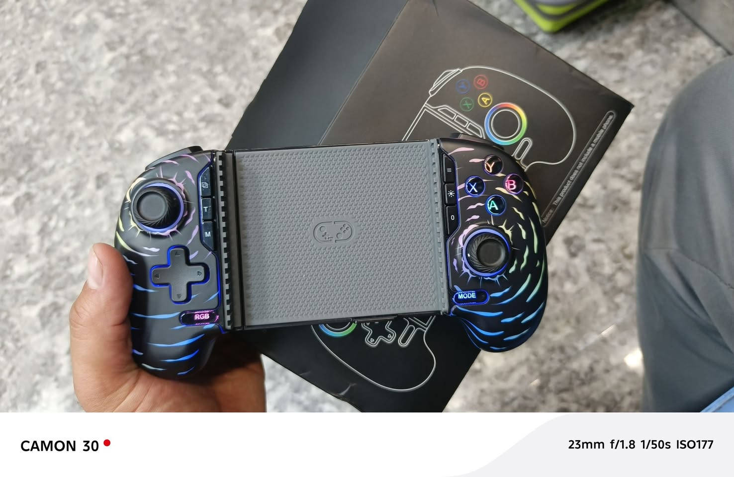 جوستك العاب يرهم للاندرويد والايفون اضاءة rgb السعر ٤٠ مع التوصيل قفل
***********

نص مكتوب في الصور:
- CAMON 30  23mm f/1.8 1/50s ISO177