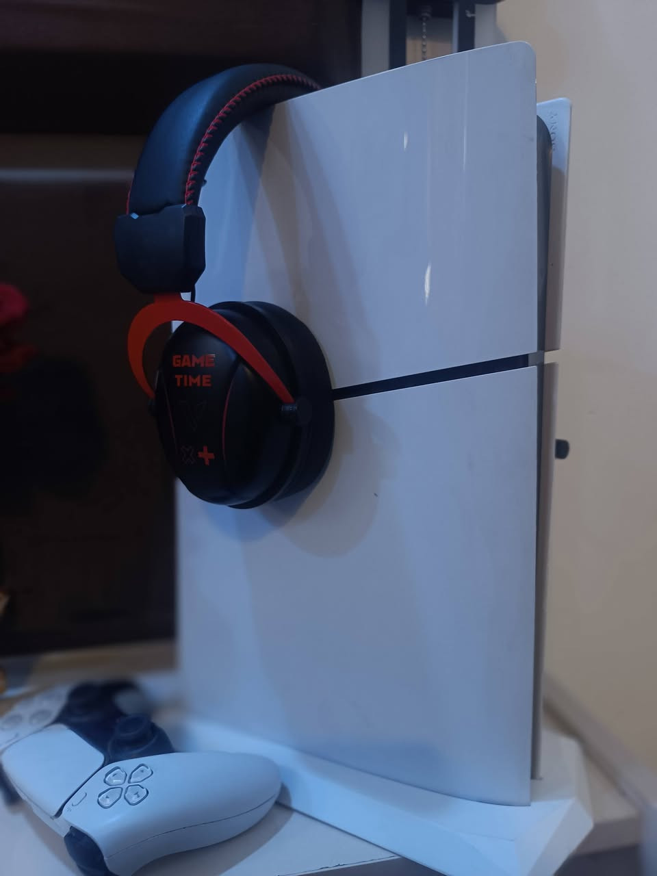السلام عليكم بلي 5 سلم للبيع جهاز نضيف جدا وكامل ملحقات 
✅كارتونتين 
✅كيبل HDMI 
✅كيبل تشغيل 
✅كيبل شحن 
✅قاعده الابلي
✅قرصين وياه فيفا 25 
✅وقرص Lego
✅ وسماعه من ماركه RAPOO
✅ابيع كامل فقط 
سعر 775
بغداد 
***********
