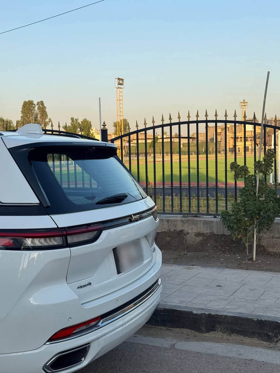 جيب اوفر لاند 2022 خليجي 
فول مواصفات للاخير اعلى فئة 1/1
وكالة هارلم 
 مغلفه ppf بالكامل بضمان 
مكفولة كفالة عامة بوضع الزيرووو 
رقم بغداد بإسمي 
_______________________
المواصفات :🟪
دفع رباعي 4x4 . 
🟪سقف بانوراما 
🟪بصمه تشغيل وابواب وصندوق 
🟪تشغيل عن بعد 
🟪ترحيب عند الاقتراب 
🟪صندوق كهرباء يفتح بخاصيه القدم
🟪نظام تعليق هوائي (جكات). 
🟪قيادة ذاتية عند المنعطفات. 
🟪رادار امامي مع مانع تصادم . 
🟪نظام الرؤية الليلية. 
🟪تحذير الخروج عن المسار . 
🟪مستشعر نوم السائق مع نظام التوقف الآلي 
🟪تحذير النقطة عمياء ⚠ .
🟪نظام تحذير عند التقاطعات. 
🟪نظام تحذير عند تجاوز السرعة المحددة. 
🟪نظام عرض المعلومات على الزجاج الامامي (HEAD UP DISPLAY) 
🟪نظام تقليل الضجيج داخل المقصورة. 
🟪إنارة محيطية. 
🟪شاحن موبايل وايرلس. 
🟪تعديل وضعيات مقود السائق كهربائيا. 
🟪مرايا تعتيم ذاتي. 
🟪المرايا الجانبية قابلة للطي كهربائيا. 
🟪نظام الصوت من ماكنتوش مع 19 سماعة. 
🟪ويل قياس 21 انج .
🟪شاشه كبيرة 10.1 انج . 
🟪شاشة للراكب الأمامي .
🟪نظام الخرائط (GPS) .
🟪عرض خرائط الطريق على لوحة القيادة.
🟪لوحة القيادة بقياس 12 أنچ. 
🟪5 كاميرات خارجية مع بخاخات ماء للتنظيف. 
🟪كاميرا للمرأة الداخلية. 
🟪تصوير حراري ليلي .
🟪المصابيح الأمامية زنون .
🟪كشافات الضباب زنون
🟪دوسات جانبية .
* فرش المقصورة الداخلية من الجلد الطبيعي الفاخر .
* اضافات من الخشب الطبيعي للمقصورة الداخلية. 
* ذاكرة لحفظ وضعيات الجلوس للمقاعد الأمامية
* مساج للمقاعد الامامية .
* المقاعد الأمامية كهربائية .
* المقاعد الأمامية تبريد وتدفئة .
* المقاعد الخلفية تدفئة وتبريد .
* ستائر للشبابيك الخلفية. 
* انارة داخلية LED متعددة الالوان . 
* حساسات امامية وخلفية . 
* 5 راكب .
* مكيف خلفي مع وحدة تحكم منفصلة . 
* تدفئة مقود القيادة. 
* مانع تصادم خلفي .
* بلوتوث تلفون . 
* محدد سرعة . 
* نظام التشغيل والاطفاء الاوتوماتيكي .
* نظام بريك اوتماتيكي
*** مغلفة حماية امريكي بي ضمان ٧ سنوات
رقم بغداد بإسمي تحويل مباشر 
سيارة جديده بحاله الزيرووو
يوجد فقط pdr بلباب العكس السايق قليل كلش 
الاستفسار ***********
