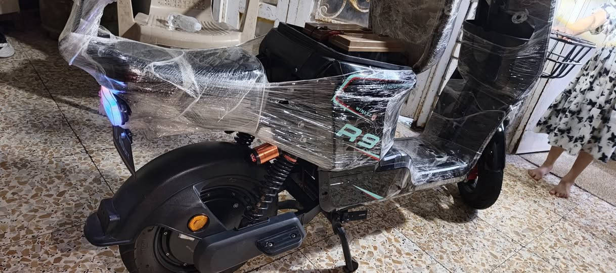 دراجة آر تسعة حلوه بطاريات عدد5 جدد حجم كبير 33 أمبير بصمتين و سويجين سرعتها 77 أربع نمر ومسجل بلوتوث وشاحنة جديدة كهربائيات كلها شغالة اشاير يمنى ويسرى و دبل إشارة و هورن و بك لايت و لايت عالي و ناصي بيها فقط كسور خفيفة بالكفرات الورة موضحات بالصور السعر 350 العنوان البصرة الحيانية 
للتواصل ***********
