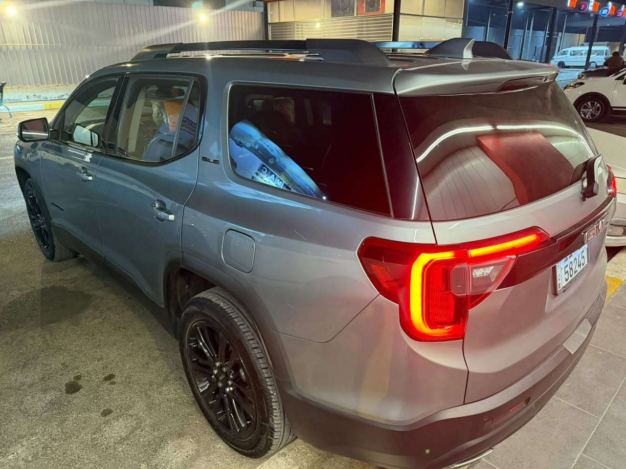 GMC Acadia 2023: 
الفئة: SLE
 حادثها جاملغ بارد والبنيد مبدل
 والرصعة الخلفية موضحة بلصور 
 المحرك: T2000
  ناقل الحركة: أوتوماتيك 9 سرعات
  ويل 22كروم
 نظام الدفع: AWD / FWD
 نظام اختيار وضعيات القيادة
 نظام Active Fuel Management لتوفير الوقود
 نظام Start/Stop مع إمكانية إيقافه

المواصفات الداخلية والترفيهية:
✅ مقاعد جلد
✅ مقاعد أمامية كهربائية
✅ تدفئة المقاعد الأمامية
✅ مقاعد خلفية منفصل
✅ تتسع حتى 6–7 ركاب حسب ترتيب المقاعد
✅ شاشة لمس 8 إنش
✅ نظام ملاحة Navigation
✅ Apple CarPlay & Android Auto لاسلكي
✅ Bluetooth وUSB
✅ نظام صوت Bose Premium 
✅ تحكم بالمقود للصوت والمكالمات
✅ مثبت سرعة
✅ تشغيل عن بُعد
✅ دخول وتشغيل بدون مفتاح
✅ تكييف أوتوماتيك متعدد المناطق

مواصفات الأمان:
🛡️ فرامل طوارئ أوتوماتيكية
🛡️ تحذير من الاصطدام الأمامي
🛡️ تنبيه النقطة العمياء
🛡️ تنبيه حركة المرور الخلفية
🛡️ Lane Keep Assist للمحافظة على المسار
🛡️ تحذير مغادرة المسار
🛡️ تنبيه مسافة السيارة الأمامية
🛡️ كشف المشاة الأمامي
🛡️ إضاءة IntelliBeam أوتوماتيكية
🛡️ كاميرا خلفية وحساسات 

المواصفات الخارجية والعملية:
✅ باب خلفي كهربائي Hands-Free
✅ جنوط ألمنيوم
✅ إضاءة LED
✅ مرايا كهربائية
✅ الصف الثالث قابل للطي 50/50

مكان السياره بغداد حي العامل
للاستفسار الاتصال على الرقم فقط
***********
