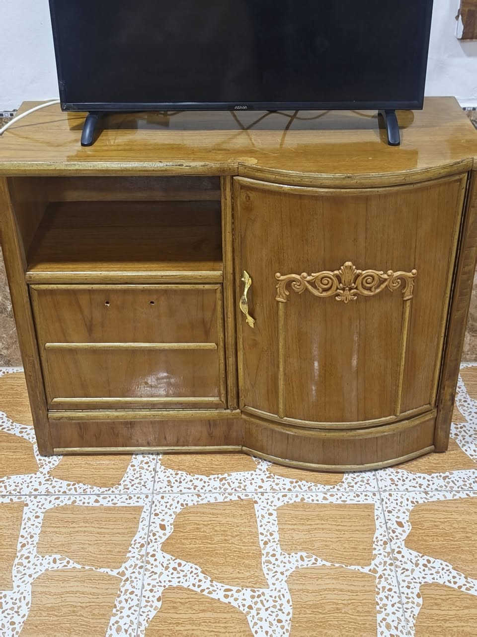 سلام عليكم عندي غرفة اخشاب احطاطه خشب عراقي استخدام سنه ونص سعر مليون الي يحب اتصل علا هاذه رقم ***********هاذه رقم ثاني***********
