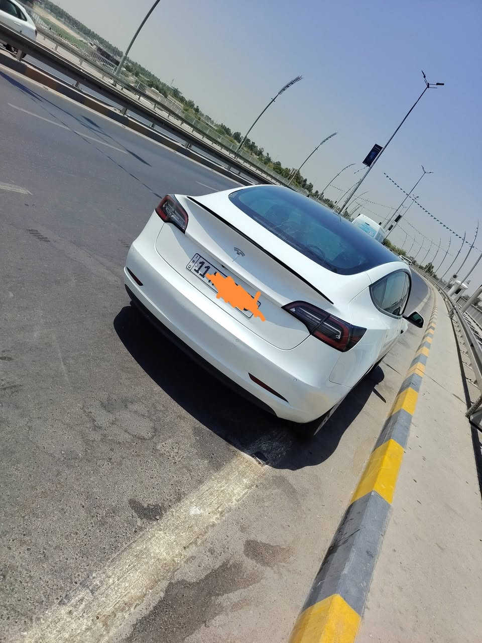 تيسلا  مودل 3 موديل2022 سيارة جاهزه من كلشي تبريد ثلج اون لاين مربوطة على التلفون حادثه خفيف سطحي فقط جاملغ من جهة السايق بدون ايرباكات بلاديه سنكل رقمها بغداد سعر 150 وبيها مجال مكاني بغداد رقم ***********
