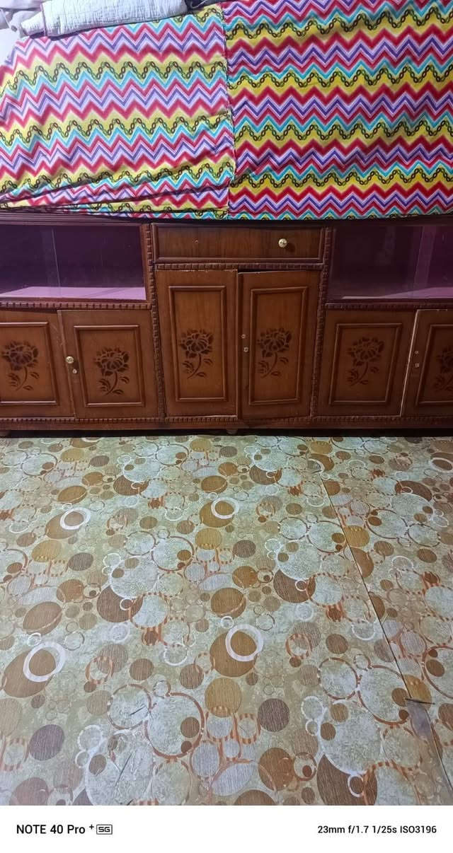 السلام عليكم غرفة اخشاب عراقي مستخدمه سعر 350وبيه مجال قليل شراي يتصل ويدلل # المكان شافي منطقه الشنانه رقم.#***********
