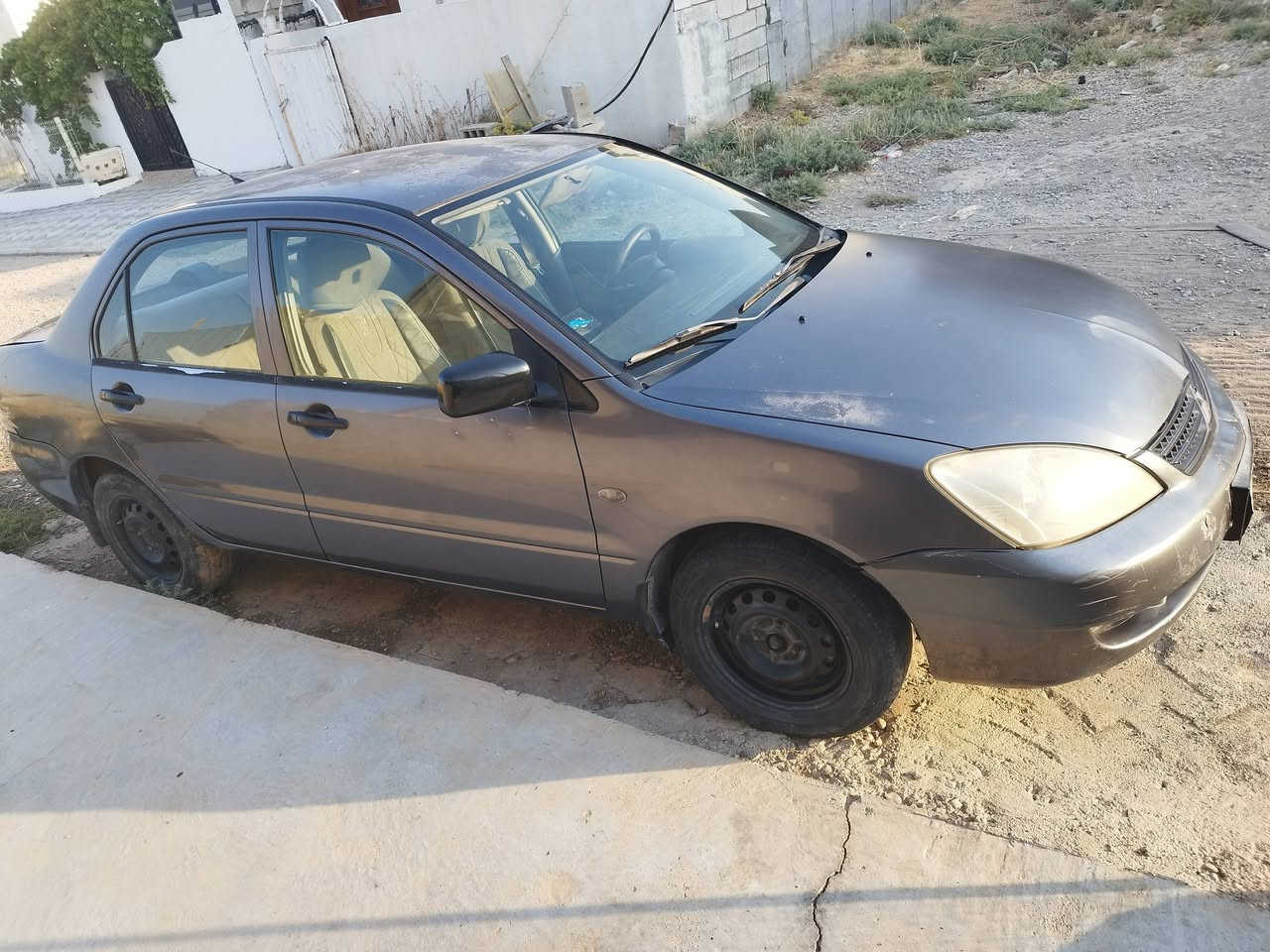 مستەربۆشی لانسەر مۆدیل ٢٠١٠ ڕەنگی نەوتی...
مەکینە بچوک گێڕو مەکینە بەشەرت...
سێ پارچە بۆیاخ بێ ناوگرتن...
سەقفی کاڵبونەوەی هەیە کەمێک بۆنیدیش کاڵبونەوەی هەیە...
سەنەوی ٣ ساڵە بەسەر چوە...
سعری ٧٠ وەرەقە کەمێک مەجال...
ژمارەی مۆبایل 
***********
