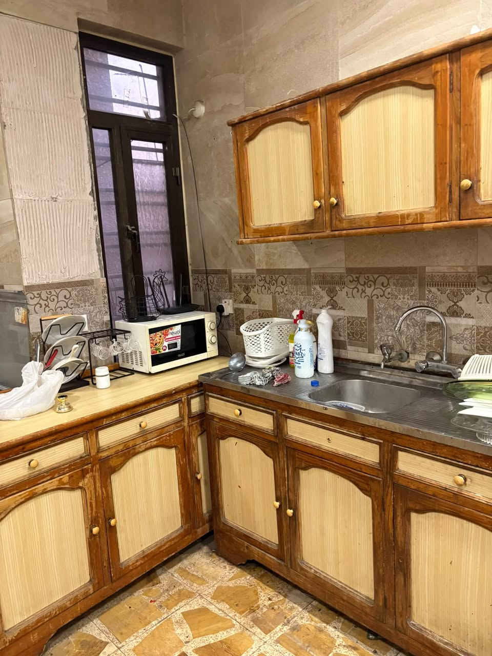 كاونتر مطبخ وميز طعام ويا 3 كراسي كله خشب اصلي السعر كلهم ب250
موقعهم الجادرية 
***********
