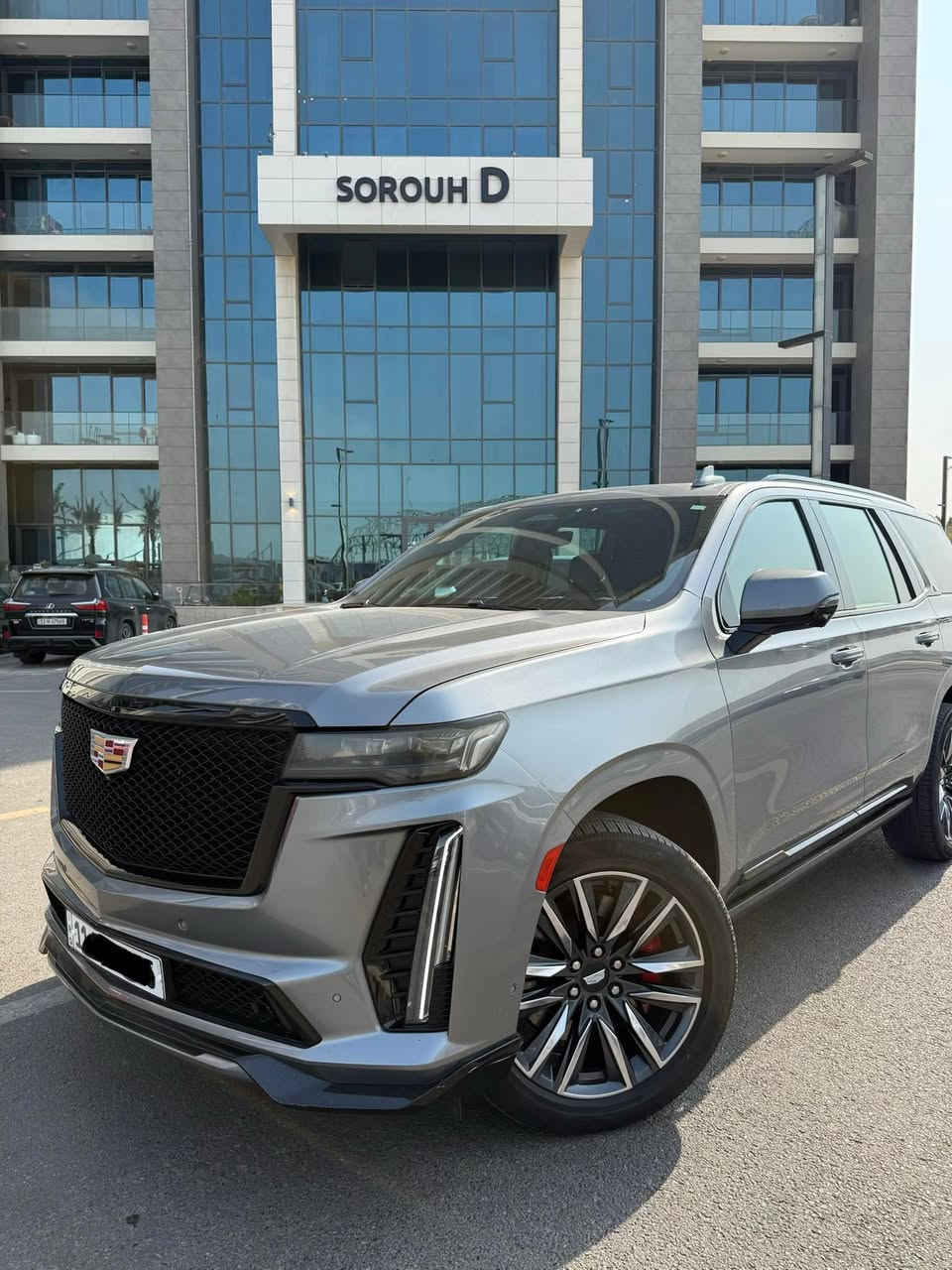 🛑 السلام عليكم 

للبيع 
Cadillac Escalade Sport 2022 
كديلاك اسكاليد سبورت 2022 
وارد امريكي ماشية 90 الف كيلو 
رقم بغداد بأسمي تحويل مباشر 
رقم جديد و هزة و سنوية جديدة 
كاصها من امريكا على ايدي مباشر 
محرك 8 سلندر 6.2 
حادثها بجم بدون دواخل
محرك ما مفتوح شرط بلادي 
 بنيد و جاملغ جهة السايق مبدل ومصبوغ فقط 
جاملغ عكس السايق معدل بارد بدون صبغ 
دواخل المحرك كلا على البلاد سيارة وصلت تمشي مابيها شي 
 ايرباك ستيرن و بردات فقط و مرجع سستم كامل
سيارة حلوة ونظيفة و كاملة مابيها نقص شرط الفحص 
مفولة مواصفات كامرات 360 درجة ، رادارات ، داتاشو ، كامرة بالمراية ، اوتو بارك ، سستم صوت 36 سماعة ، مساج ، بانوراما ، كشنات تدفئة تبريد ، شحن لاسلكي ، ابواب شفط و دوسة وبعد هوايه مواصفات 
شادلها تخم تايرات Pirelli جديد 
مكان السيارة بغداد - حي الجهاد - مجمع البروج السكني 
سعر مناسب جداً 

اتصال / ***********
