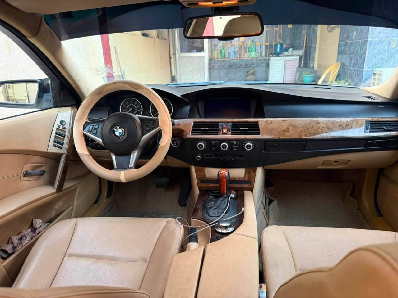 السلام عليكم 
Bmw 530i n52  نوزل قصير قبغ اسود 2007
محدث بالكامل 2010  مصبوغ بدون دكة جاكوج كفاله من الضربة بيها كم قطعه صبغ ابيعلك عام 
كت كامل M
مكينه وكير  30   جديد 
مال حاوية قبل شهر شادهن 
صدر امامي خلفي ممتاز 
هزة وفحص جديد تحويل ثاني يوم
شاشة كار بلي اصلي 
تحكم ماوس  
داخل بيجي فتحة سقف سلايت 
السيارة جاهزة وبدون برغي نقص 
وهواي مصروف عليها 
115 
*********** بغداد, العراق
