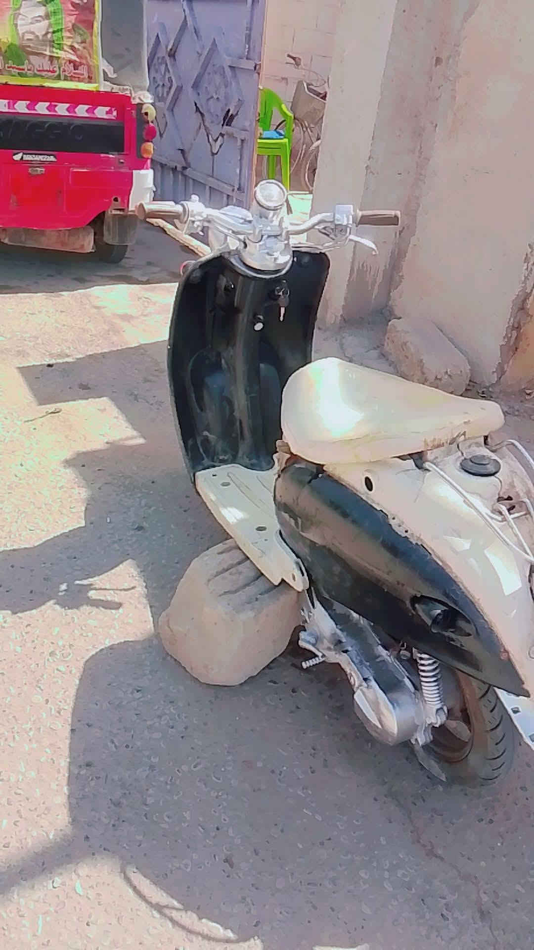 السلام عليكم دراجه عبد الحليم
الدراجه نكره هندر الدراجه شغاله وكامله الدراجه نضيفه محرك نضيف يحتاجلها فقط تاير ووستان 
والتاير مابي شي بس شويه تعبان الدراجه شلعه معدل مكاني سكندريه الاسكان *********** سعره 175 وبيه مجال قليل

نص مكتوب في الصور:
- LOVE ❤️❤️❤️
