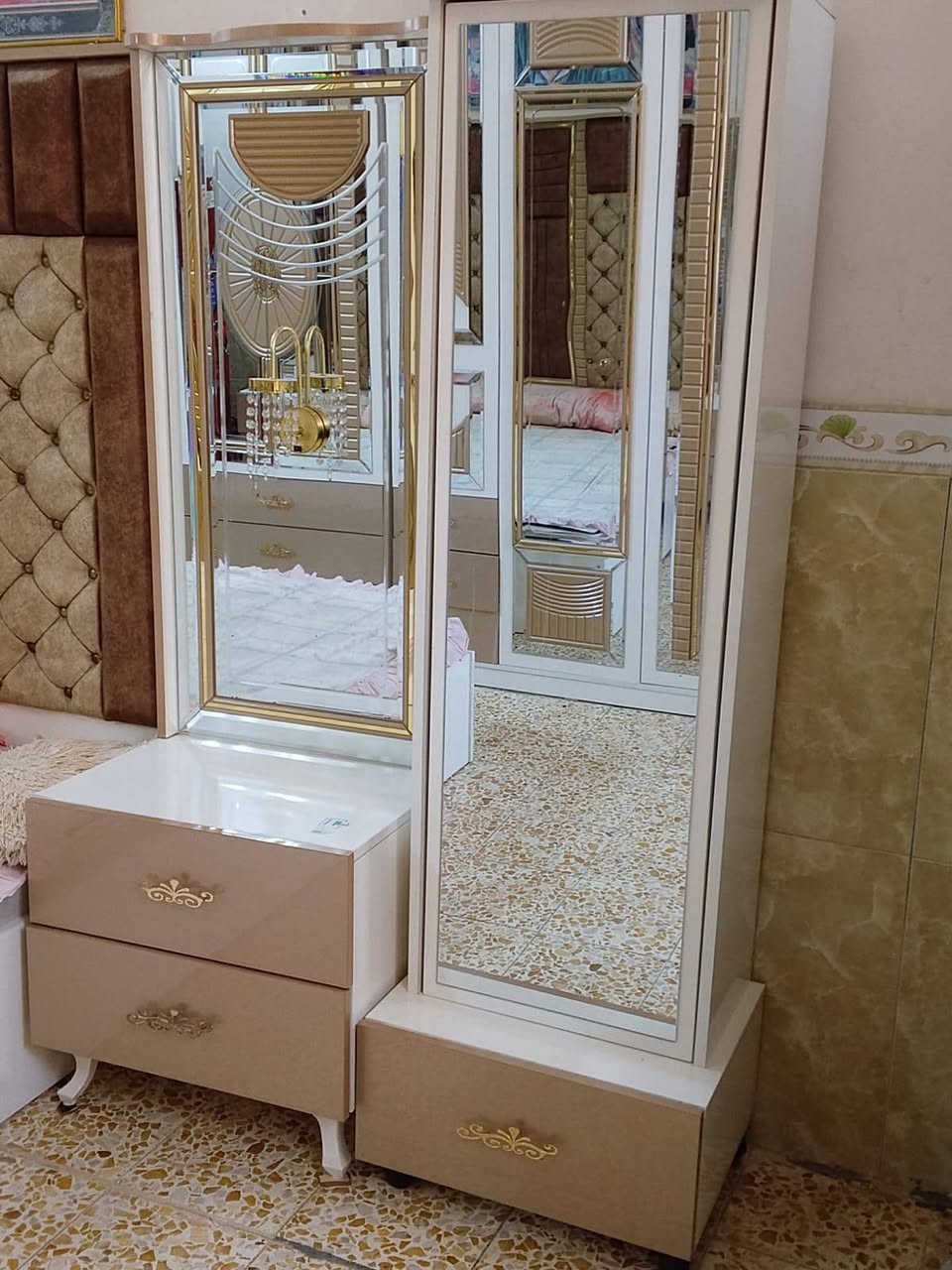 اسلام عليكم. غرفه تركيه مستعمله جديده الله شاهد كامل ملحقات مابيها اي نقص سعر ب مليون و600 وبيهل مجال العنوان بغداد سبع قصور الستفسار رقم الهاتف 
***********
