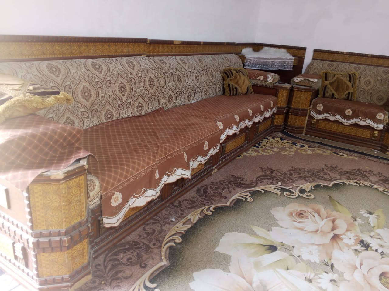 قنفات كويتيات قويات تسعه متر هنه 6قطع وزويه سعر 300وبيهن مجال الستفسار على رقم *********** العنوان الجزيرة
