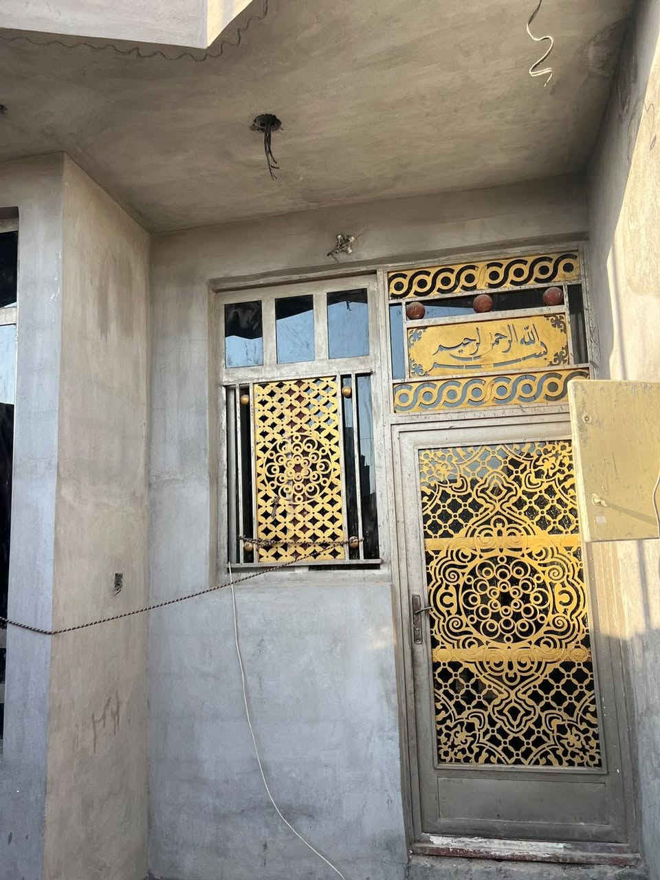 السلام عليكم بيت مشتمل للبيع قرب مجمع الرحاب شارع ١٠ طابو زراعي غرفه وصاله ومطبخ ديوانيه مناور طابق واحد الديوانيه والطرمه بعده مامسرمكه المود موجوده المساحه ١٢٥م وجه ٦ اوربع نزال ٢٠م السعر ٤٢ بيه مجال للشراي يرهم مراوس في منطقه الشايع للاستفسار ***********
