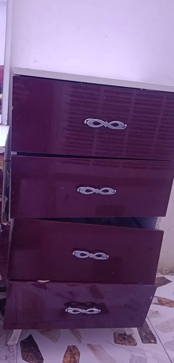غرفه بس بيها ضرار بلسجج مالتهه ميز ابو جرارات وميز ابو مرايه عوزهن سجج لباقي مابيها شي سعرها 250وبيها مجال وياها صوميه عراقيه
